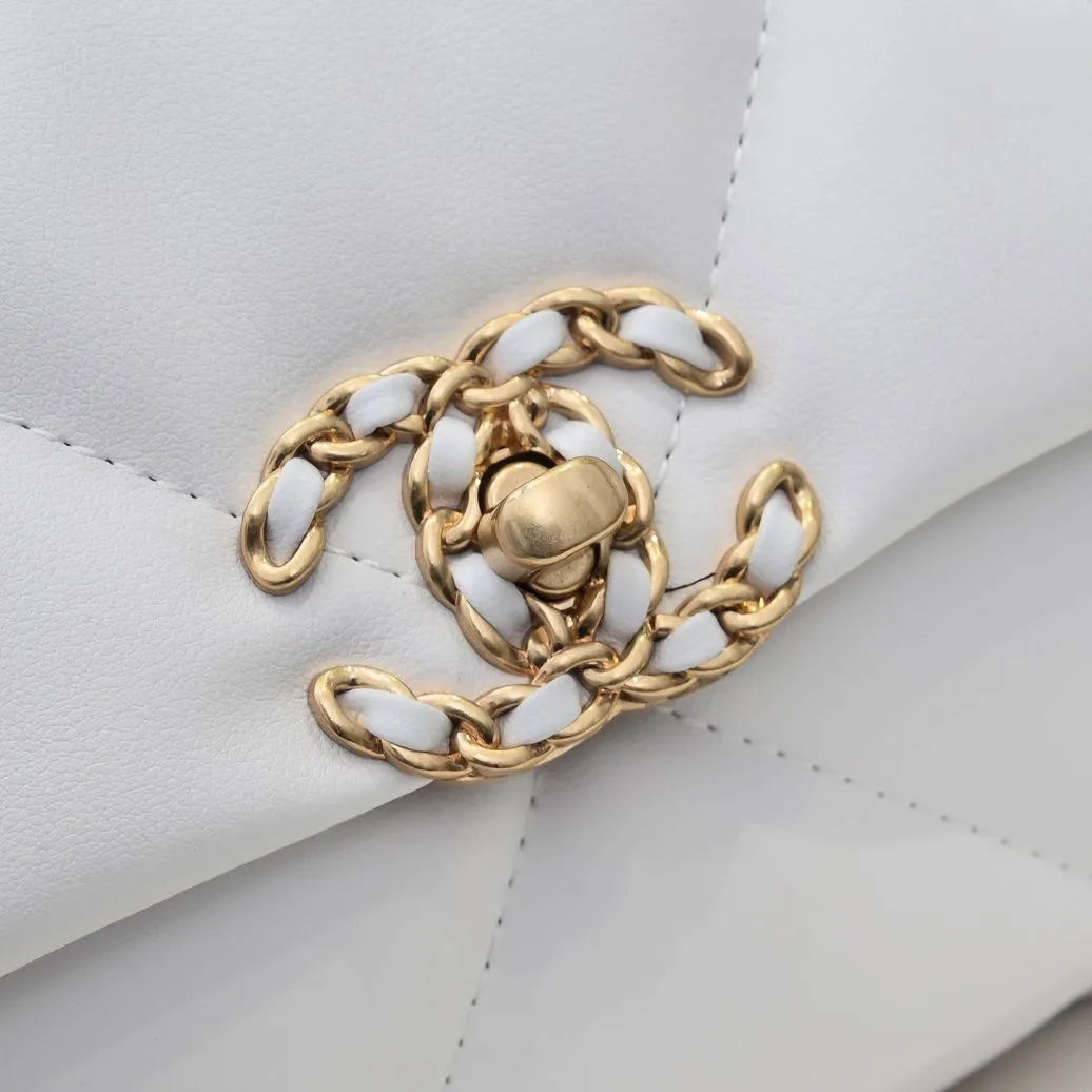 💰370￥Pure white small size Chanel’s latest hot model is now available📣📣Synchronized with counters🤭Imported cowhide🐂feels very soft. The upper body effect is super good, it can be carried by hand, on one shoulder or cross-body, showing the elegance and charm of women. Hurry up and get it. Style number: 9010. Size: 26*16*10cm.