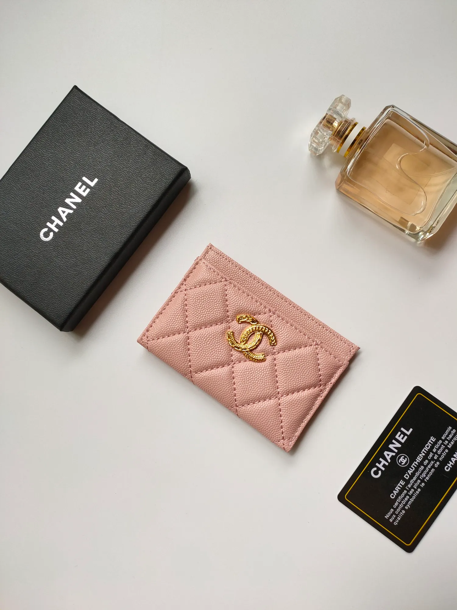 💰110💰Model 3188 CHANEL 22k embossed lgo large double C hardware, official website latest in 2023🆕card holder, caviar medium ball grain cowhide, anti-scratch, super glossy, 3 card slots each put a card, you can also put a card + a few coins in the middle