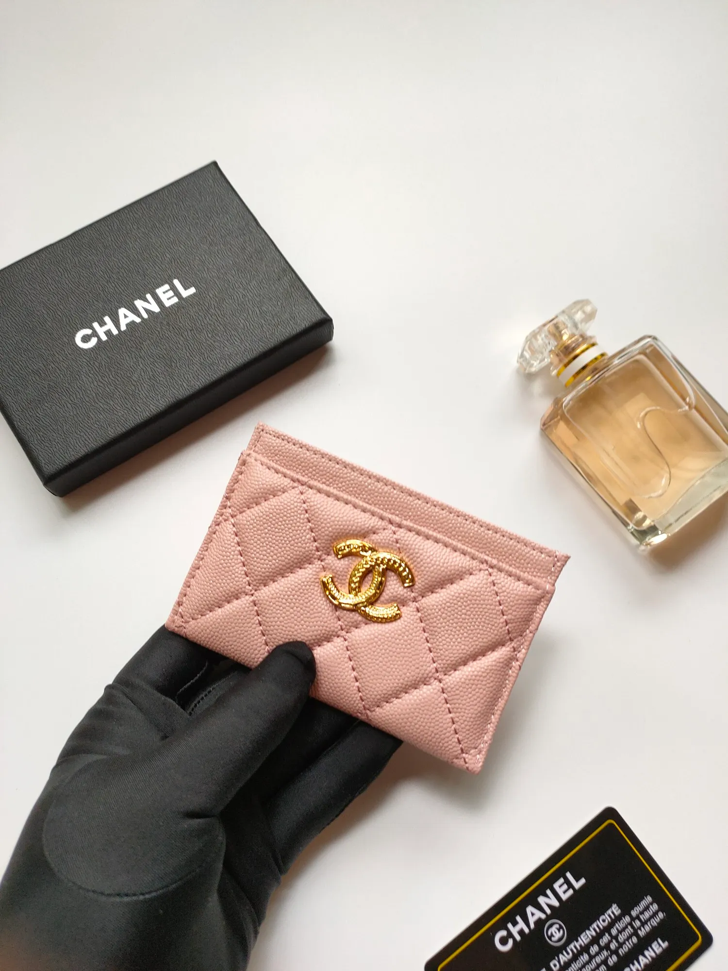 💰110💰Model 3188 CHANEL 22k embossed lgo large double C hardware, official website latest in 2023🆕card holder, caviar medium ball grain cowhide, anti-scratch, super glossy, 3 card slots each put a card, you can also put a card + a few coins in the middle