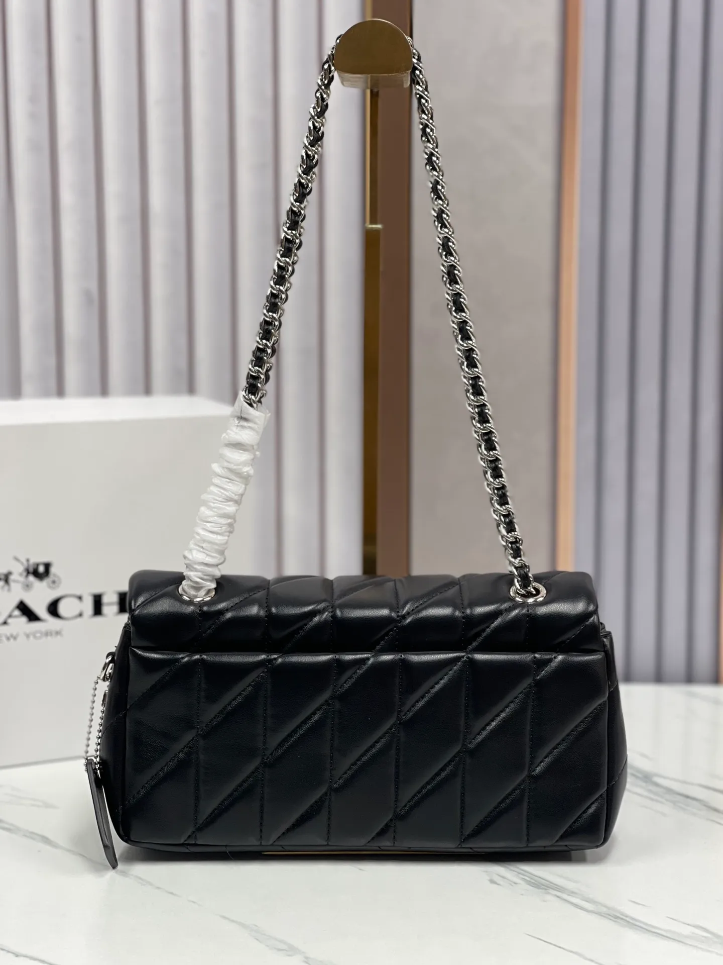 P480¥Coach/Coach new products, new products synchronized at the counter, model CP400 Quilting Tabby chain tabby with quilting technology, cool dark buckle, low-key and high-end silver buckle. Choose the size and color you like. Size 26/15.