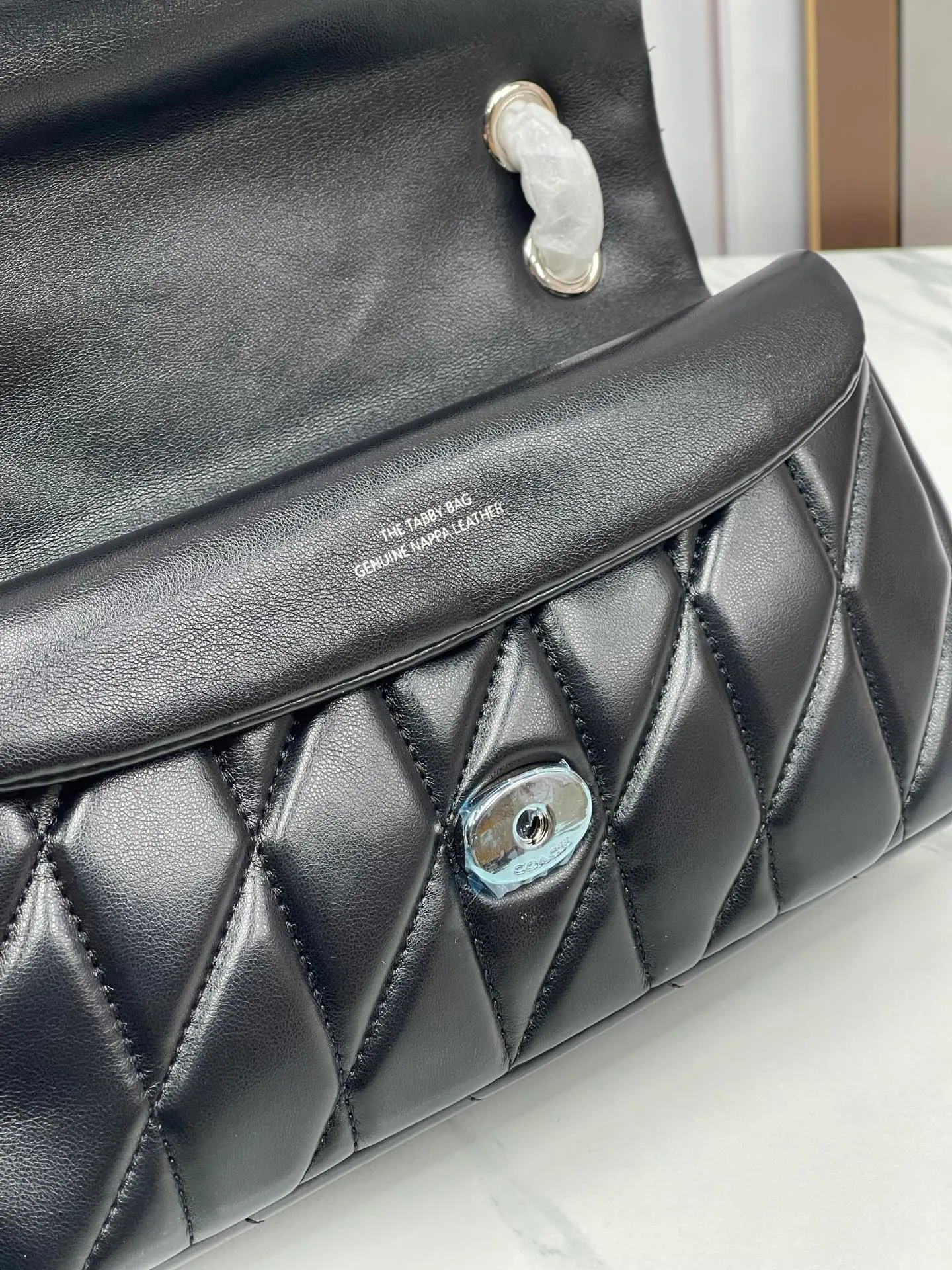 P480¥Coach/Coach new products, new products synchronized at the counter, model CP400 Quilting Tabby chain tabby with quilting technology, cool dark buckle, low-key and high-end silver buckle. Choose the size and color you like. Size 26/15.