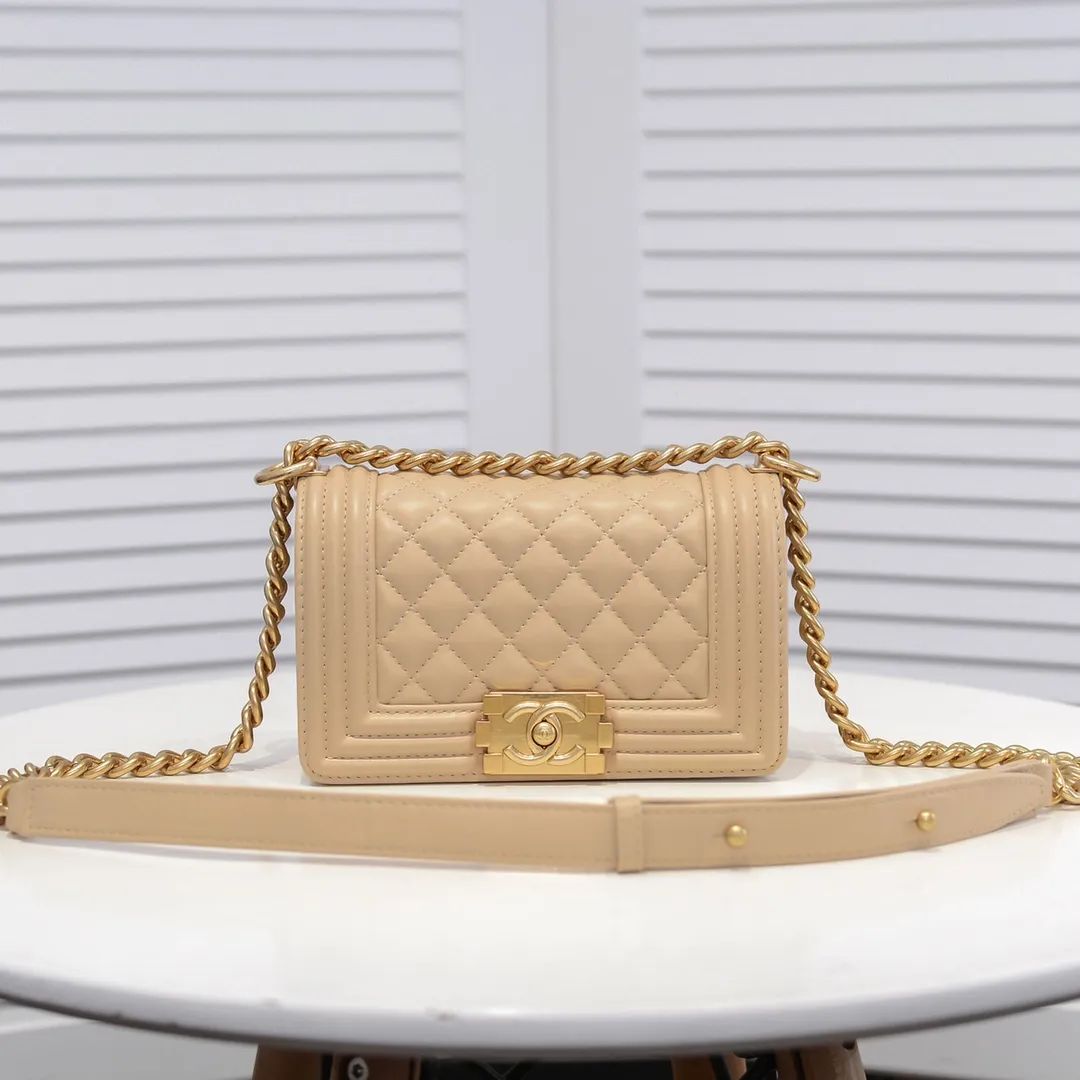 💰400￥ (Full sheepskin with original hardware) [Smile] Chanel Chanel 👑 Lambskin [Lightning] Thickened electroplated hardware accessories 🌈 The workmanship is comparable to the original order 💪 The bottom can be pinched and rebounded without trace, absolutely spot-on and real-life, fashionable and durable 💪💪 High-end quality, no pressure in and out of the drill cabinet 💏, size 20*12*7cm, style number 67085
