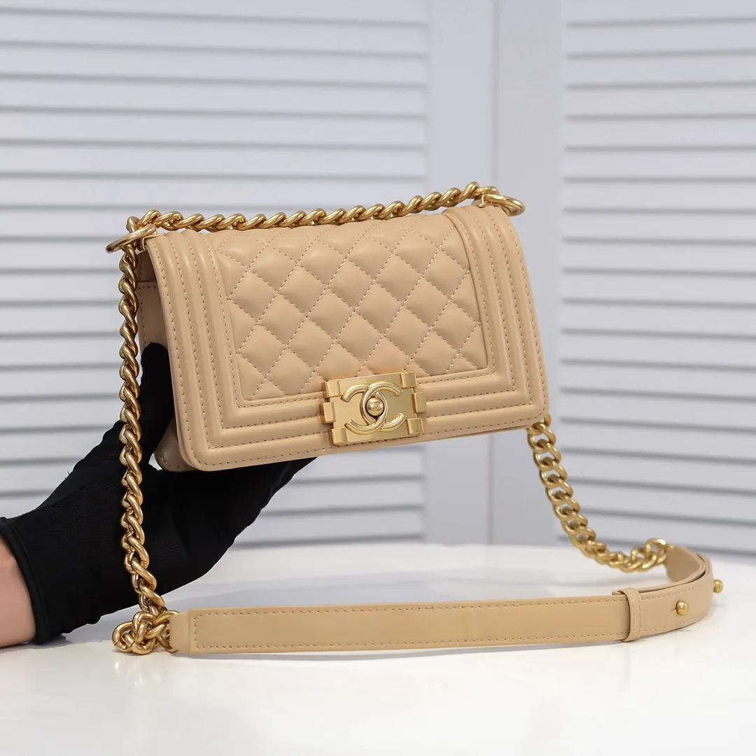 💰400￥ (Full sheepskin with original hardware) [Smile] Chanel Chanel 👑 Lambskin [Lightning] Thickened electroplated hardware accessories 🌈 The workmanship is comparable to the original order 💪 The bottom can be pinched and rebounded without trace, absolutely spot-on and real-life, fashionable and durable 💪💪 High-end quality, no pressure in and out of the drill cabinet 💏, size 20*12*7cm, style number 67085