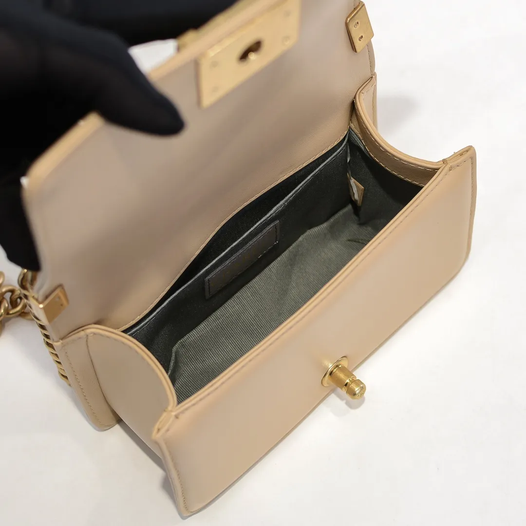 💰400￥ (Full sheepskin with original hardware) [Smile] Chanel Chanel 👑 Lambskin [Lightning] Thickened electroplated hardware accessories 🌈 The workmanship is comparable to the original order 💪 The bottom can be pinched and rebounded without trace, absolutely spot-on and real-life, fashionable and durable 💪💪 High-end quality, no pressure in and out of the drill cabinet 💏, size 20*12*7cm, style number 67085
