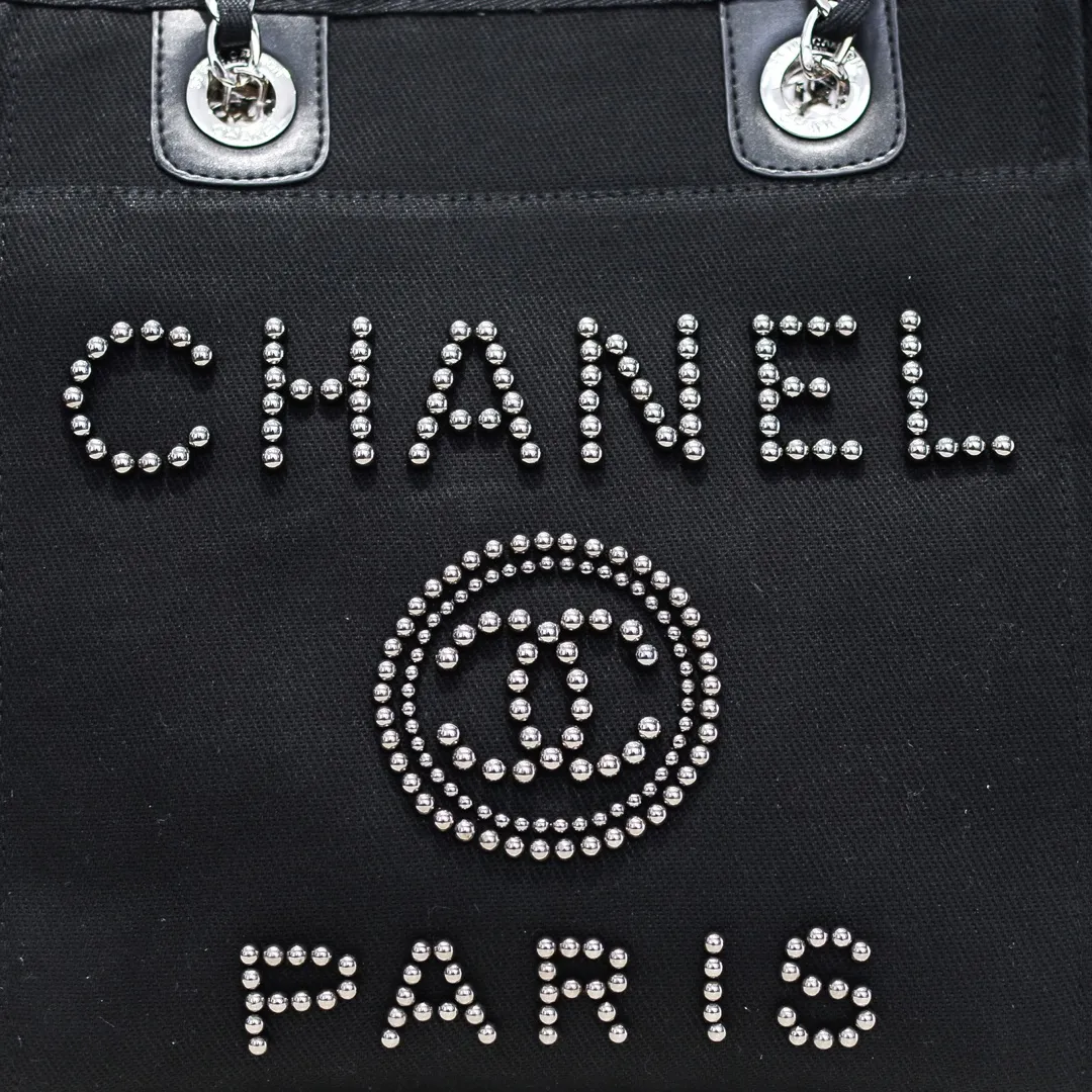 💰340￥4100 The most beautiful holiday style shopping bag in spring and summer Chanel tote chain canvas beach bag in stock New stripes 😻✨This beach bag shopping bag is made of canvas material. The simple and casual design is very popular. It is large in capacity and light and fashionable. In addition to being suitable for daily use, it is also more suitable for relaxed and casual wear when traveling. It is extremely practical! 💙 Size: 25*28*7.5cm Model: 3106