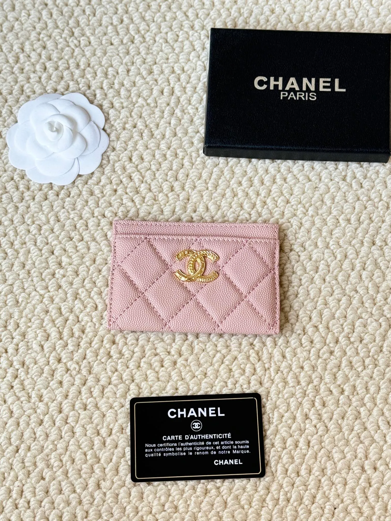 💰100 chanel model: 3188 22k embossed lgo large double C hardware, official website 2023 latest 🆕card holder, caviar medium ball grain cowhide, anti-scratch, super glossy, 3 card slots each put a card, you can also put a card + a few coins in the middle Size: 10cm