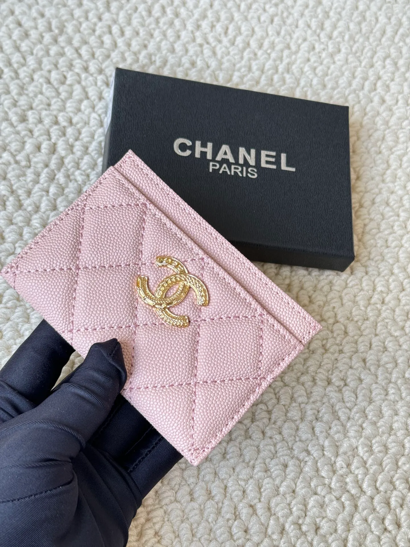 💰100 chanel model: 3188 22k embossed lgo large double C hardware, official website 2023 latest 🆕card holder, caviar medium ball grain cowhide, anti-scratch, super glossy, 3 card slots each put a card, you can also put a card + a few coins in the middle Size: 10cm