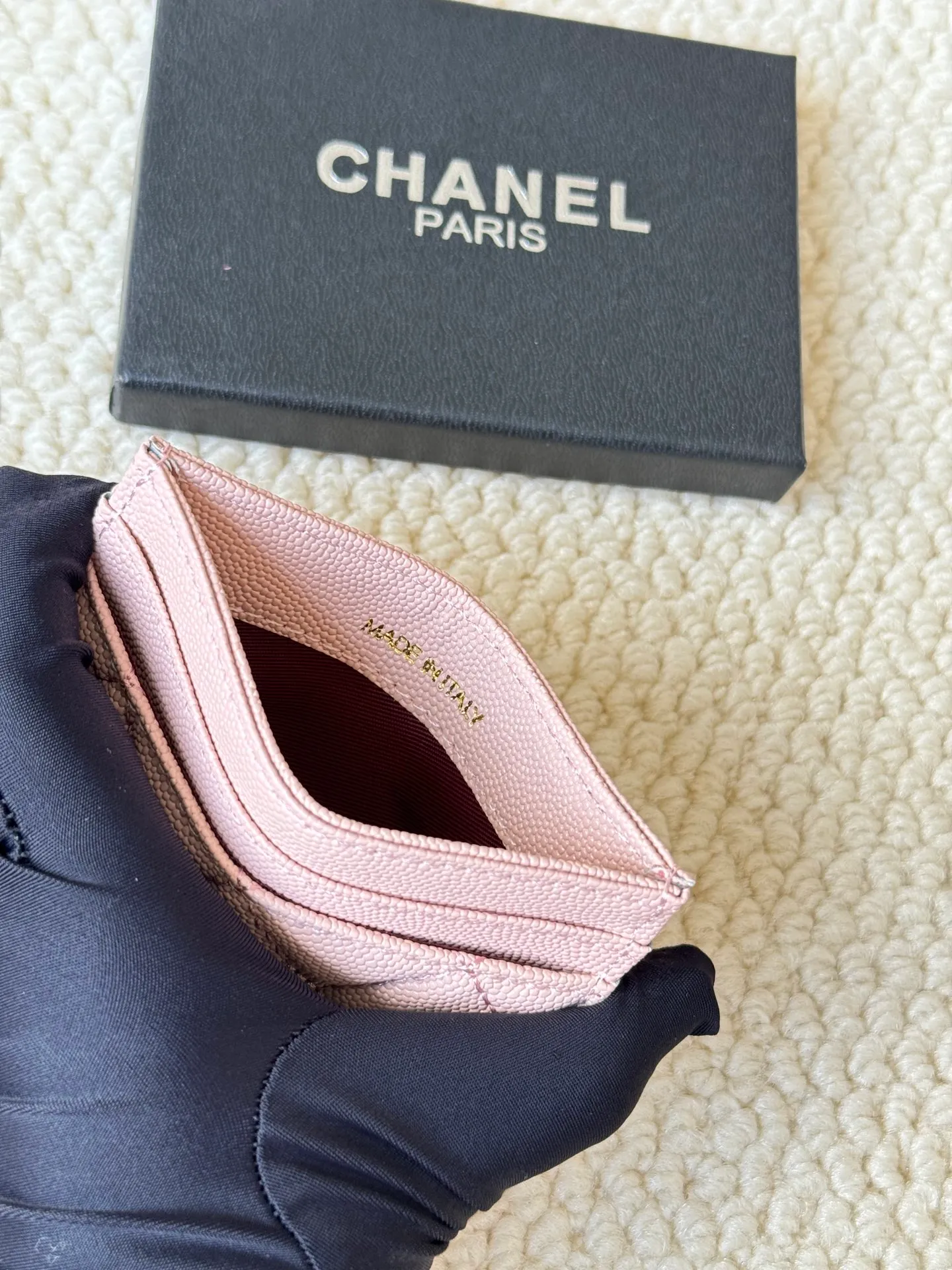💰100 chanel model: 3188 22k embossed lgo large double C hardware, official website 2023 latest 🆕card holder, caviar medium ball grain cowhide, anti-scratch, super glossy, 3 card slots each put a card, you can also put a card + a few coins in the middle Size: 10cm