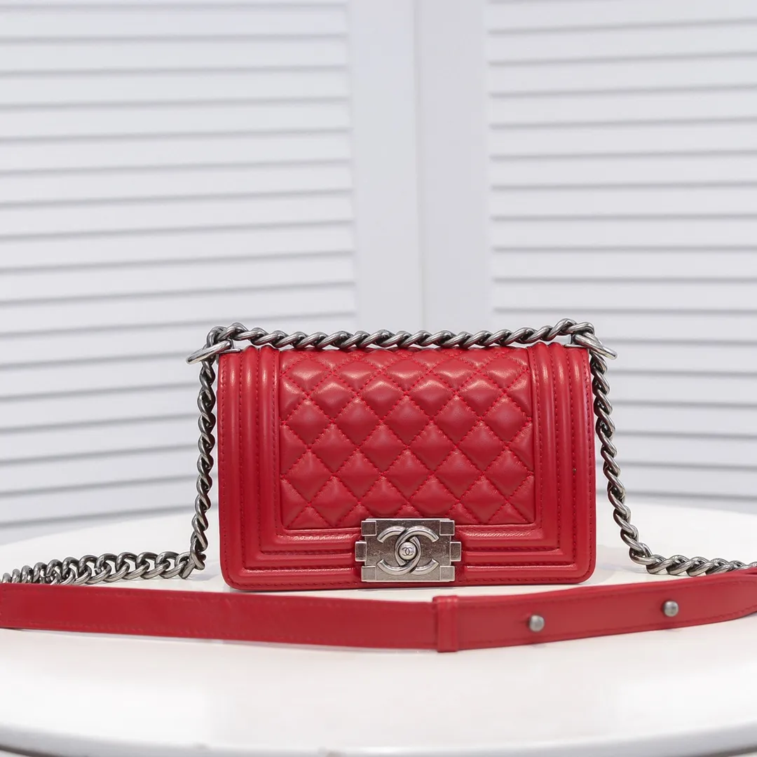 💰400￥ (Full sheepskin with original hardware) [Smile] Chanel Chanel 👑 Lambskin [Lightning] Thickened electroplated hardware accessories 🌈 The workmanship is comparable to the original order 💪 The bottom can be pinched and rebounded without trace, absolutely spot-on and real-life, fashionable and durable 💪💪 High-end quality, no pressure in and out of the drill cabinet 💏, size 20*12*7cm, style number 67085