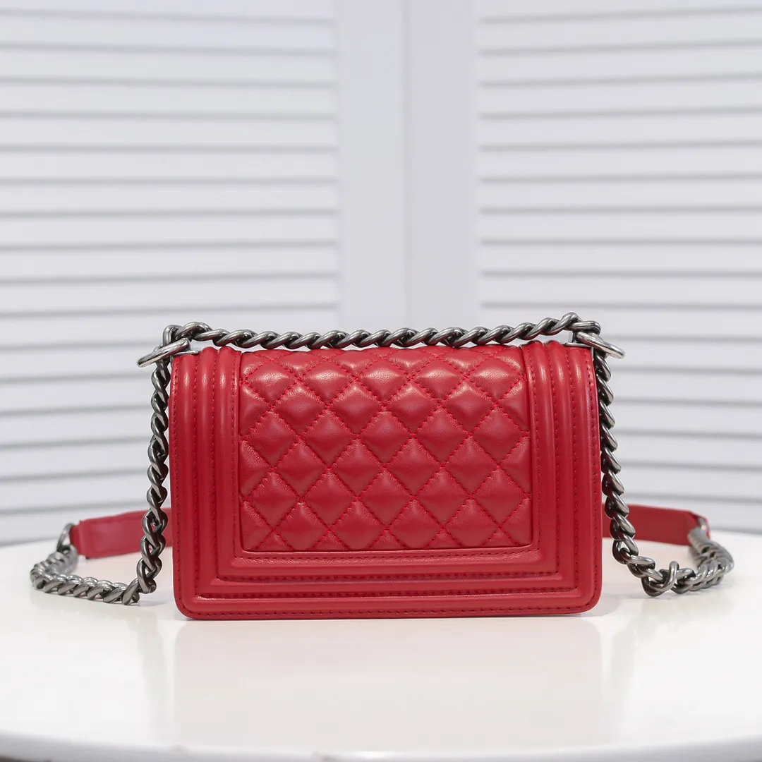 💰400￥ (Full sheepskin with original hardware) [Smile] Chanel Chanel 👑 Lambskin [Lightning] Thickened electroplated hardware accessories 🌈 The workmanship is comparable to the original order 💪 The bottom can be pinched and rebounded without trace, absolutely spot-on and real-life, fashionable and durable 💪💪 High-end quality, no pressure in and out of the drill cabinet 💏, size 20*12*7cm, style number 67085
