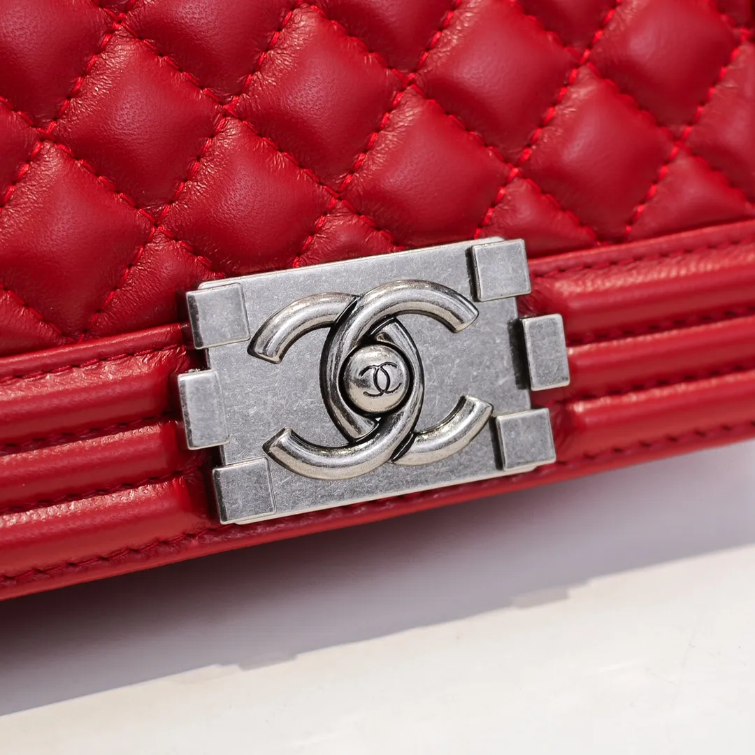 💰400￥ (Full sheepskin with original hardware) [Smile] Chanel Chanel 👑 Lambskin [Lightning] Thickened electroplated hardware accessories 🌈 The workmanship is comparable to the original order 💪 The bottom can be pinched and rebounded without trace, absolutely spot-on and real-life, fashionable and durable 💪💪 High-end quality, no pressure in and out of the drill cabinet 💏, size 20*12*7cm, style number 67085