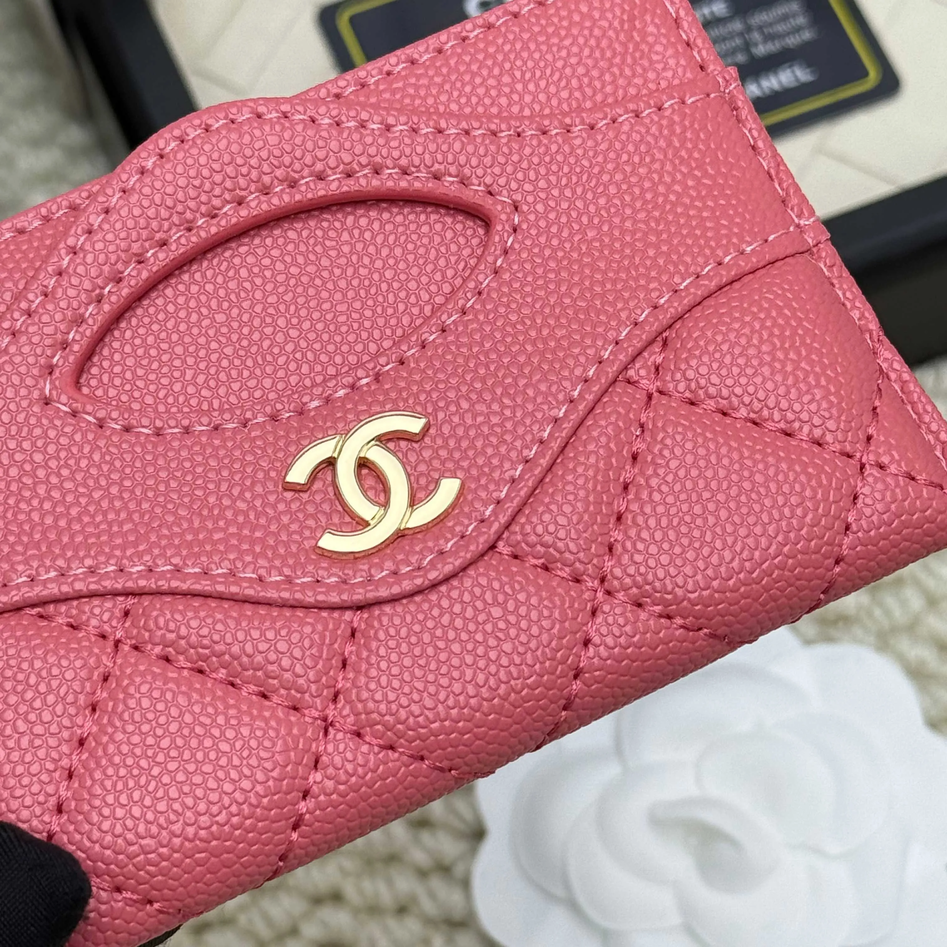 💰110 Chanel's new model, model: AP7776 31 card holder, sheepskin ball pattern. This new 31 card holder comes in several cute pink colors and can hold 6 or 7 cards no problem❣️ Size: 8*11