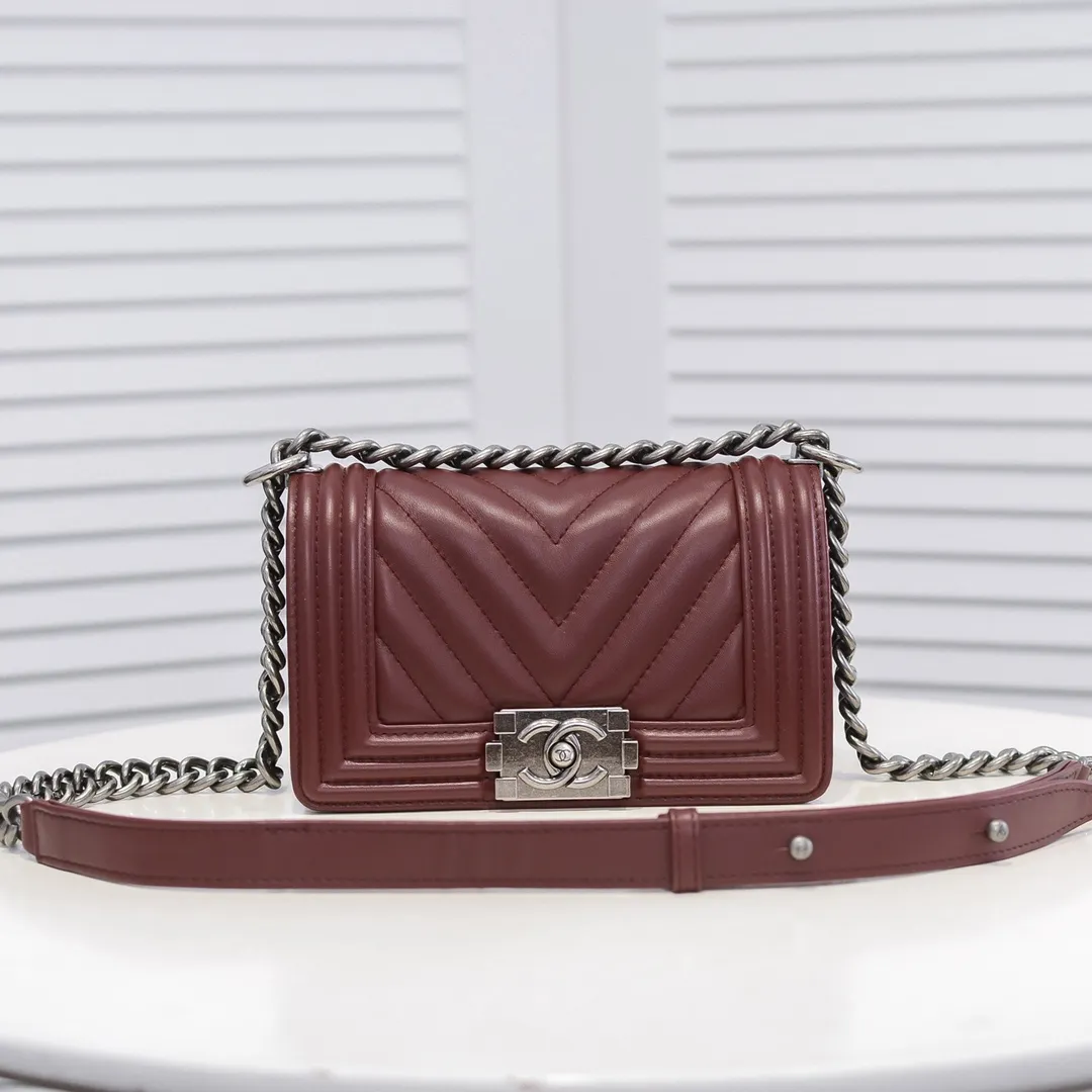 💰400￥ (Full sheepskin with original hardware) [Smile] Chanel Chanel 👑 Lambskin [Lightning] Thickened electroplated hardware accessories 🌈 The workmanship is comparable to the original order 💪 The bottom can be pinched and rebounded without trace, absolutely spot-on and real-life, fashionable and durable 💪💪 High-end quality, no pressure in and out of the drill cabinet 💏, size 20*12*7cm, style number 67085