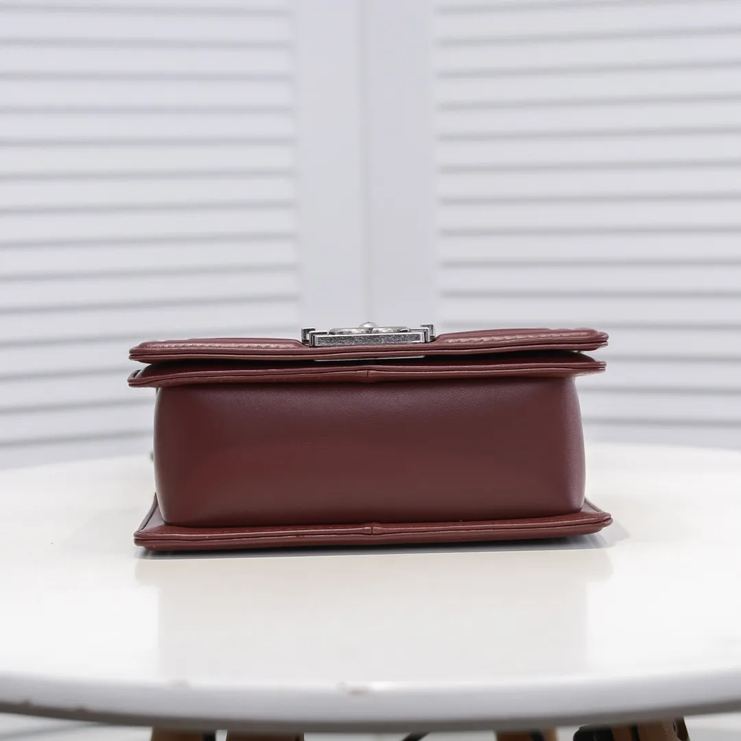 💰400￥ (Full sheepskin with original hardware) [Smile] Chanel Chanel 👑 Lambskin [Lightning] Thickened electroplated hardware accessories 🌈 The workmanship is comparable to the original order 💪 The bottom can be pinched and rebounded without trace, absolutely spot-on and real-life, fashionable and durable 💪💪 High-end quality, no pressure in and out of the drill cabinet 💏, size 20*12*7cm, style number 67085