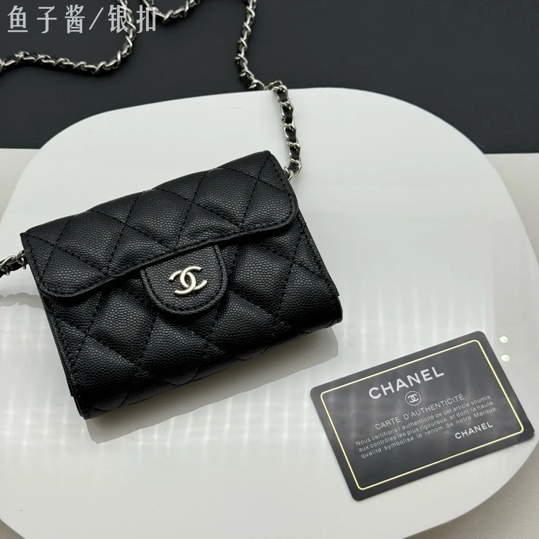 💰170 💎Top quality💖 Comes with gift box 𝑪𝑯𝑨𝑵𝑬𝑳Chanel Caviar/Black Silver Classic Chain Evening Bag Lambskin 💌CF Series Mini Evening Chain Bag Very design-friendly, the hand-carrying shape is clamshell decoration, exquisite and elegant, high-end retro. It can be worn as a crossbody or as a hand-held evening bag The chain can be wrapped twice around the bottom of the cover and can be used under the armpits. It has a practical soul and a good-looking appearance. I have to recommend it. It can hold mobile phones and card slots, and it looks good when going out. The two built-in compartments with a pattern have a large capacity and a back pocket, which is really convenient. Style number: AP506 Size 12x8.5x2.5cm
