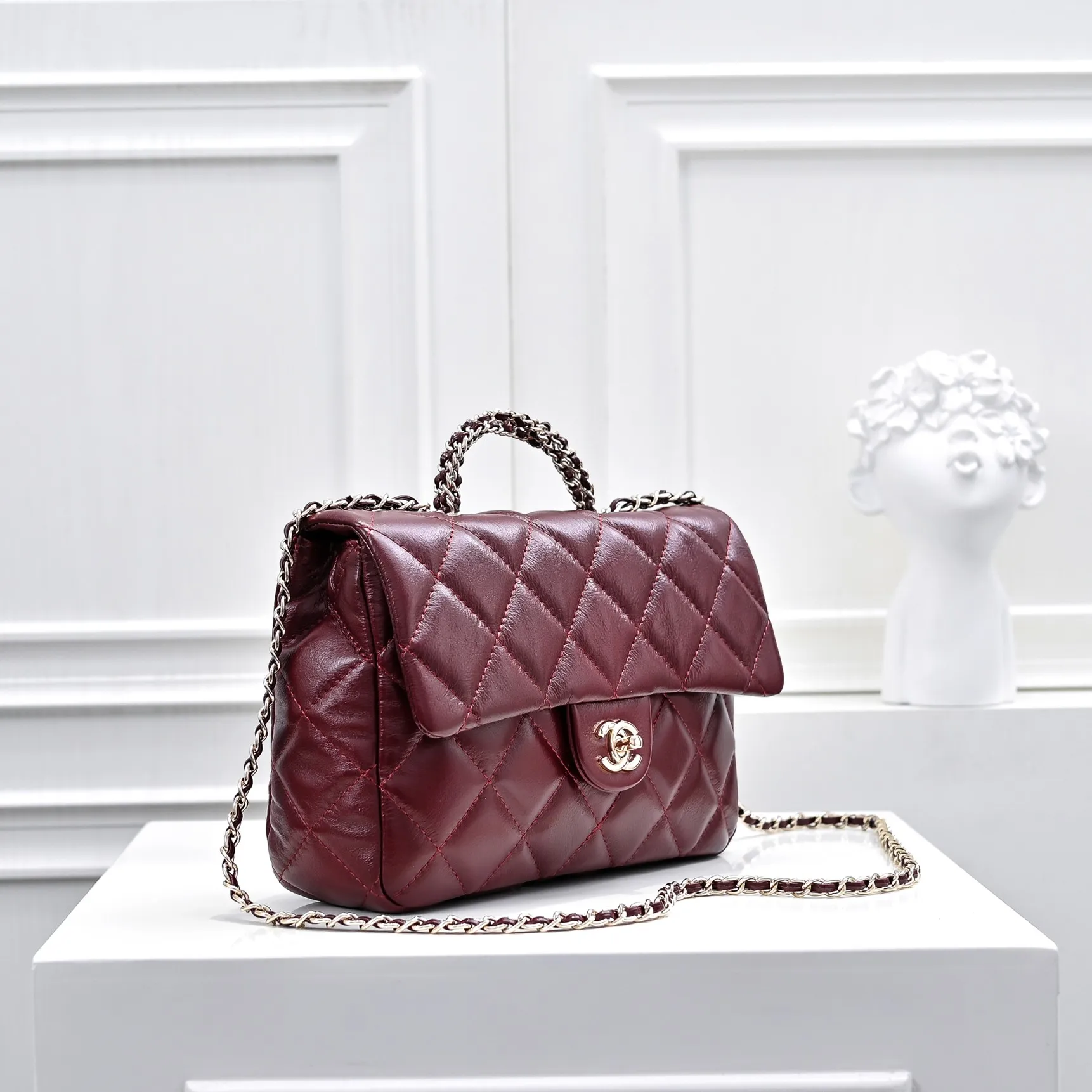 💰480￥Large size👑Chanel24B new series has a top layer of oil-wax leather, which is both beautiful and very resistant. The twist handle is a new height of "twist-like" metal chain handle, which is an integrated fixed handle composed of three non-connected chains. Large size: 25x17cm, style number: 367
