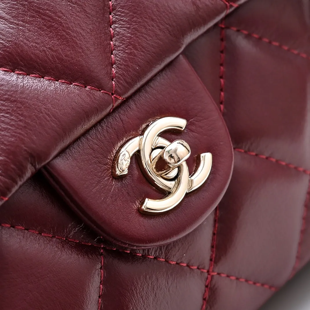 💰480￥Large size👑Chanel24B new series has a top layer of oil-wax leather, which is both beautiful and very resistant. The twist handle is a new height of "twist-like" metal chain handle, which is an integrated fixed handle composed of three non-connected chains. Large size: 25x17cm, style number: 367