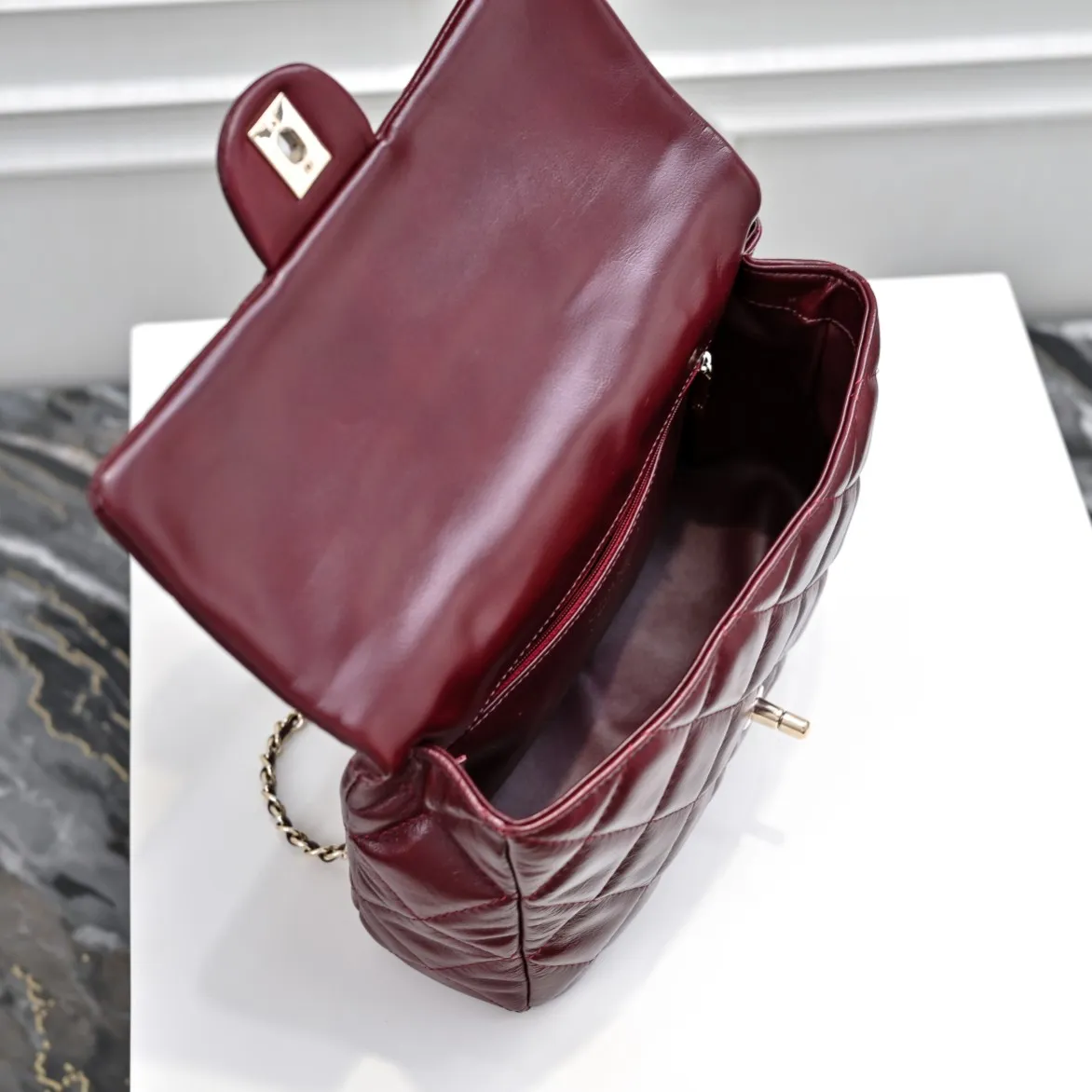 💰480￥Large size👑Chanel24B new series has a top layer of oil-wax leather, which is both beautiful and very resistant. The twist handle is a new height of "twist-like" metal chain handle, which is an integrated fixed handle composed of three non-connected chains. Large size: 25x17cm, style number: 367