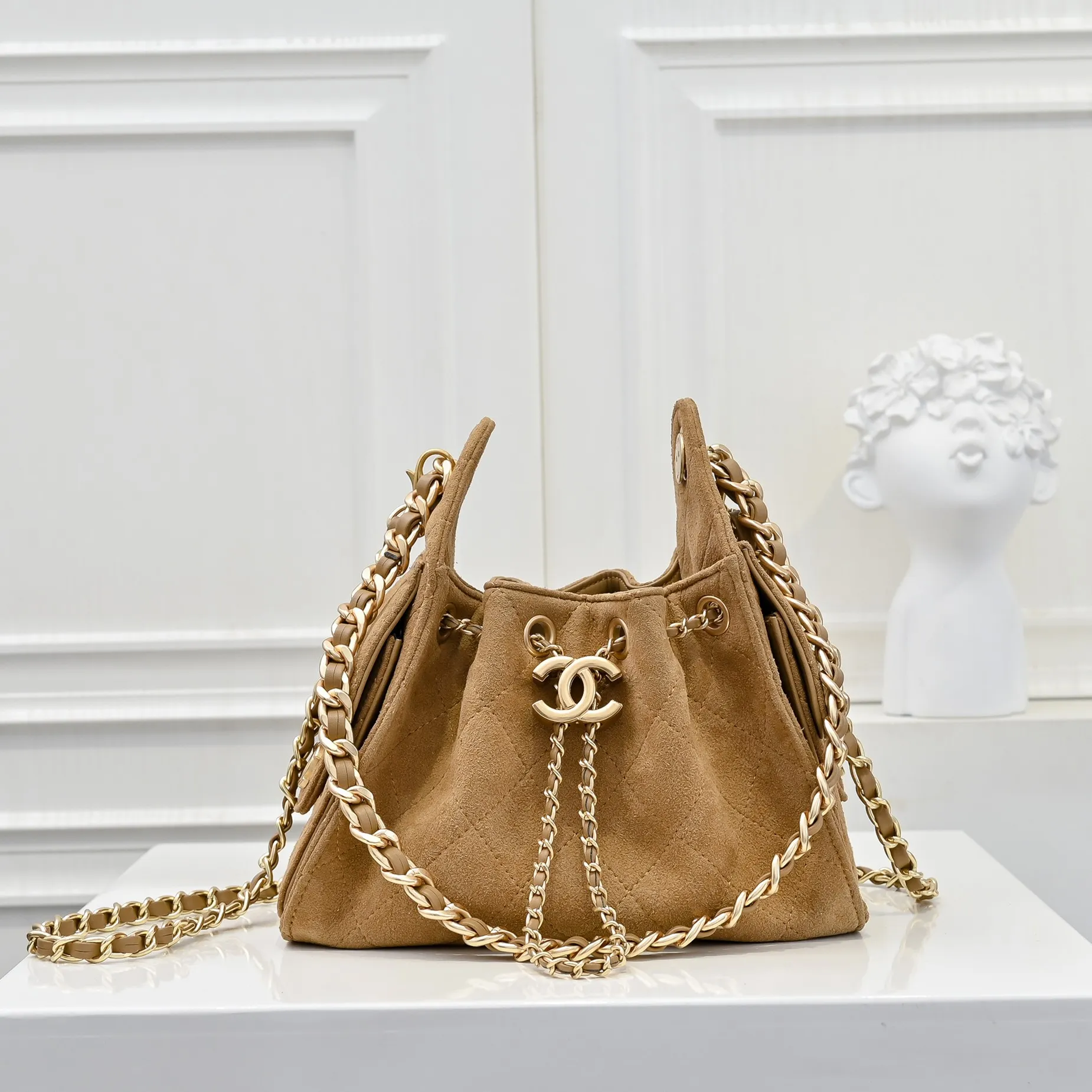 💰520￥Mini chanel 25c bag king matte suede hobo underarm bag hippie underarm bag mini retro gold coin button drawstring bucket bag + diamond pattern + retro black gold classic chain design, full of high-end sense! A must-have for daily travel, with exquisite appearance and delicate texture, it can be easily worn in both casual and formal occasions. It is small and cute and comes with a cross-body chain, which is very nice. Size: 20x22x12.5cm Style number: 7016 Material: frosted