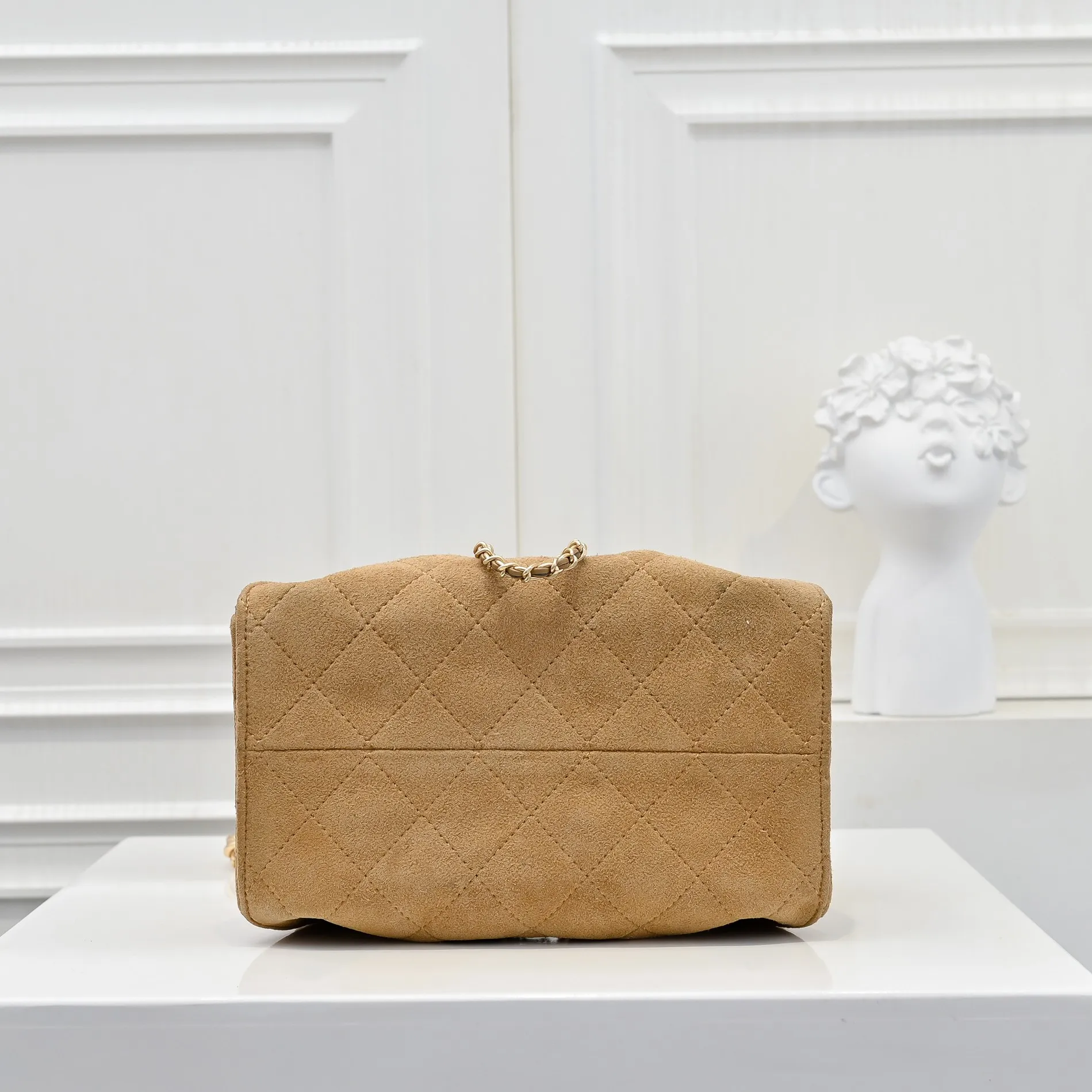 💰520￥Mini chanel 25c bag king matte suede hobo underarm bag hippie underarm bag mini retro gold coin button drawstring bucket bag + diamond pattern + retro black gold classic chain design, full of high-end sense! A must-have for daily travel, with exquisite appearance and delicate texture, it can be easily worn in both casual and formal occasions. It is small and cute and comes with a cross-body chain, which is very nice. Size: 20x22x12.5cm Style number: 7016 Material: frosted