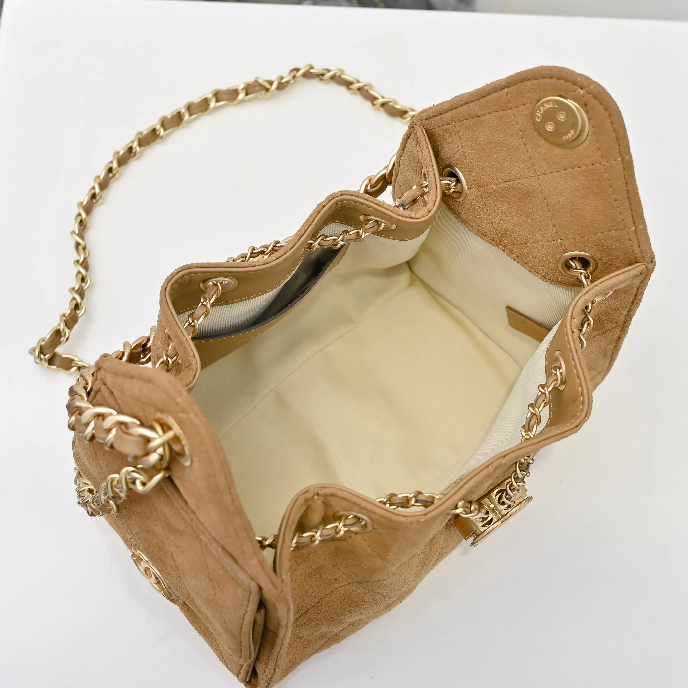 💰520￥Mini chanel 25c bag king matte suede hobo underarm bag hippie underarm bag mini retro gold coin button drawstring bucket bag + diamond pattern + retro black gold classic chain design, full of high-end sense! A must-have for daily travel, with exquisite appearance and delicate texture, it can be easily worn in both casual and formal occasions. It is small and cute and comes with a cross-body chain, which is very nice. Size: 20x22x12.5cm Style number: 7016 Material: frosted