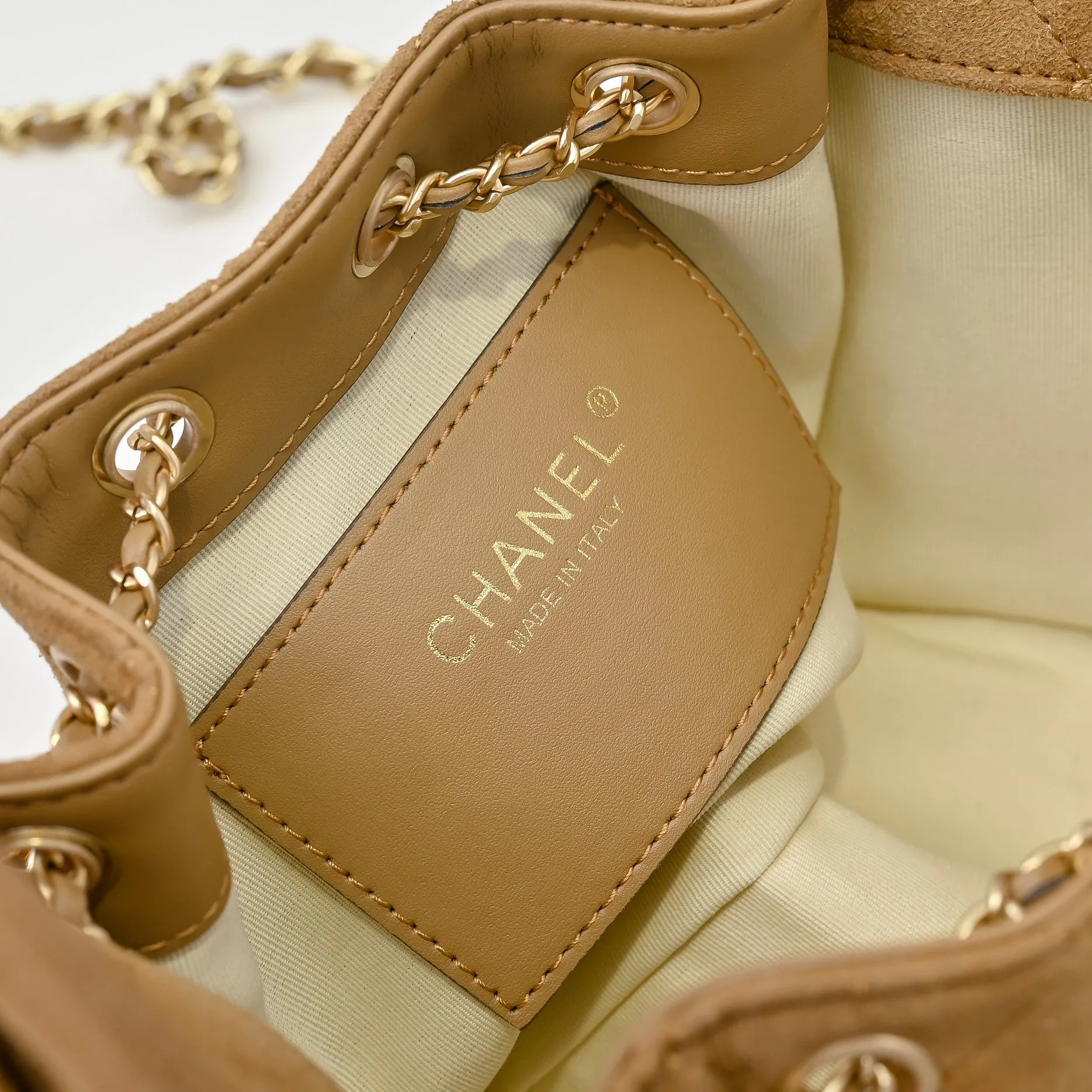 💰520￥Mini chanel 25c bag king matte suede hobo underarm bag hippie underarm bag mini retro gold coin button drawstring bucket bag + diamond pattern + retro black gold classic chain design, full of high-end sense! A must-have for daily travel, with exquisite appearance and delicate texture, it can be easily worn in both casual and formal occasions. It is small and cute and comes with a cross-body chain, which is very nice. Size: 20x22x12.5cm Style number: 7016 Material: frosted