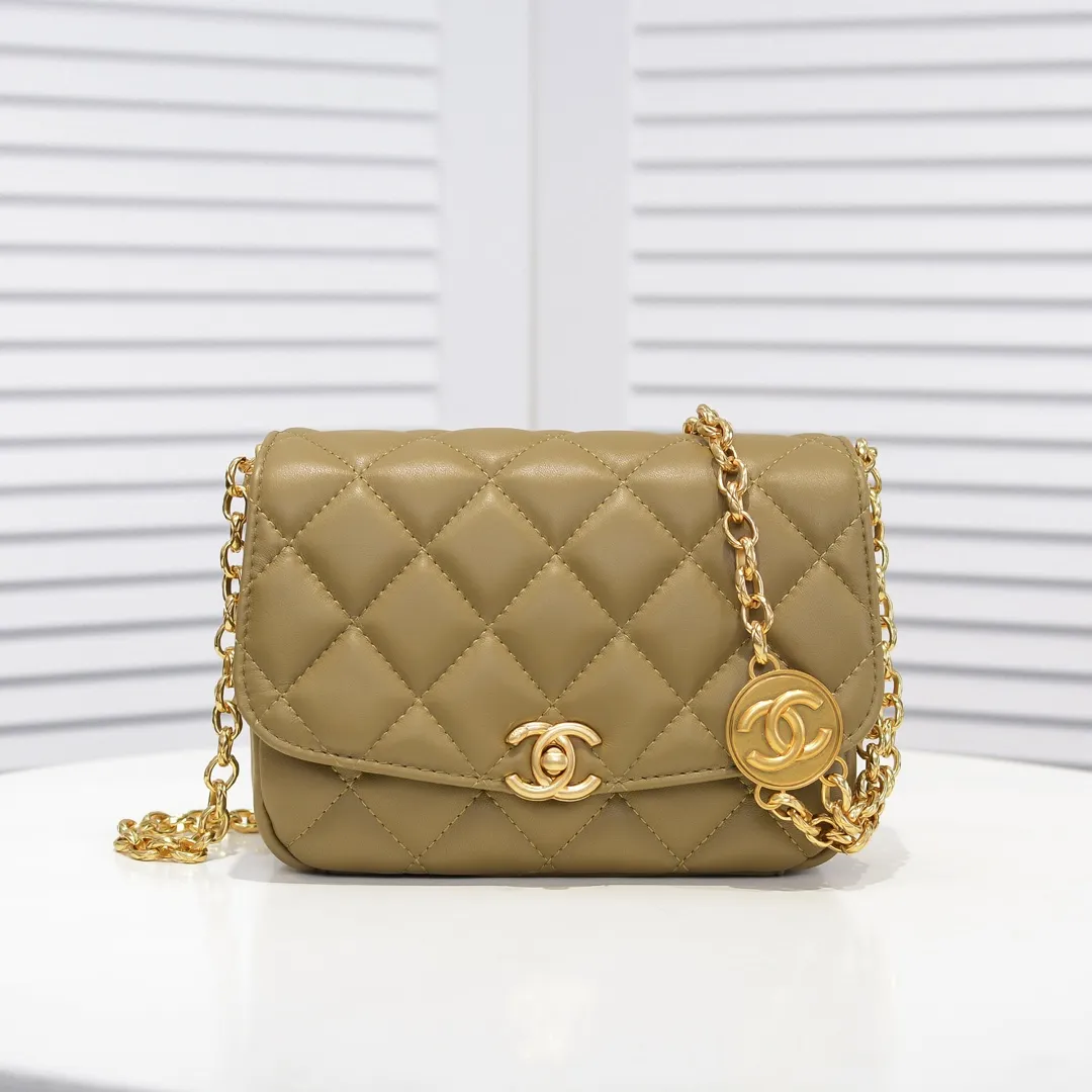 💰380￥💋Chanel 2020 Autumn and Winter Limited Edition Gold Coin Bag Sheepskin Gold coins have always been a symbol of luck and nobility. When paired with a bag, it makes you even more wealthy [Hey ha] Plus this design continues the CF classic elements, making the bag more beautiful and practical, and it is still a must-have series [Happy][Happy] Size: 21x17x7cm🎉🎉Model: 2222