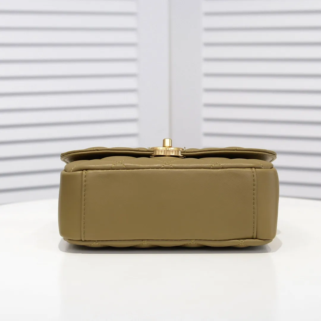 💰380￥💋Chanel 2020 Autumn and Winter Limited Edition Gold Coin Bag Sheepskin Gold coins have always been a symbol of luck and nobility. When paired with a bag, it makes you even more wealthy [Hey ha] Plus this design continues the CF classic elements, making the bag more beautiful and practical, and it is still a must-have series [Happy][Happy] Size: 21x17x7cm🎉🎉Model: 2222