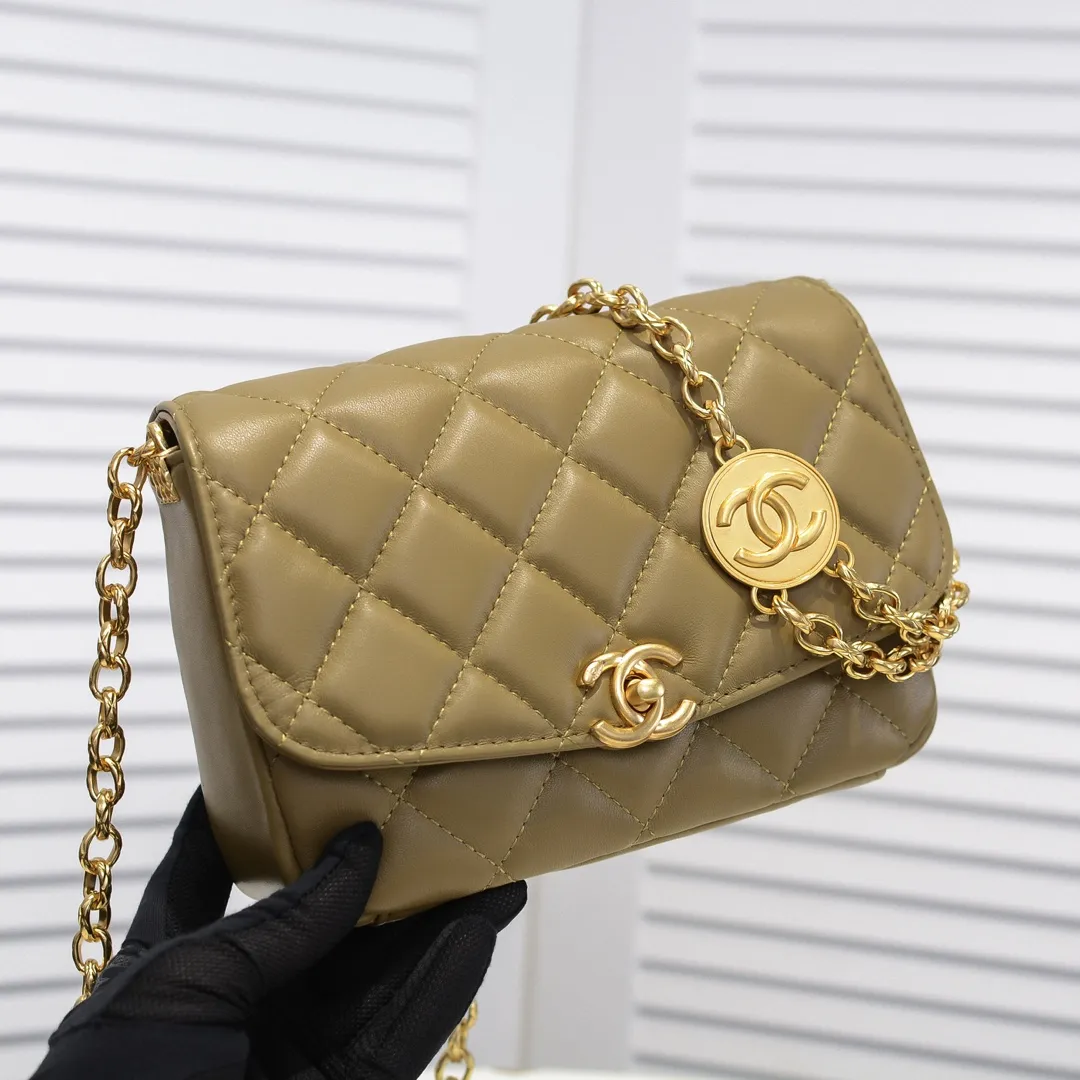💰380￥💋Chanel 2020 Autumn and Winter Limited Edition Gold Coin Bag Sheepskin Gold coins have always been a symbol of luck and nobility. When paired with a bag, it makes you even more wealthy [Hey ha] Plus this design continues the CF classic elements, making the bag more beautiful and practical, and it is still a must-have series [Happy][Happy] Size: 21x17x7cm🎉🎉Model: 2222