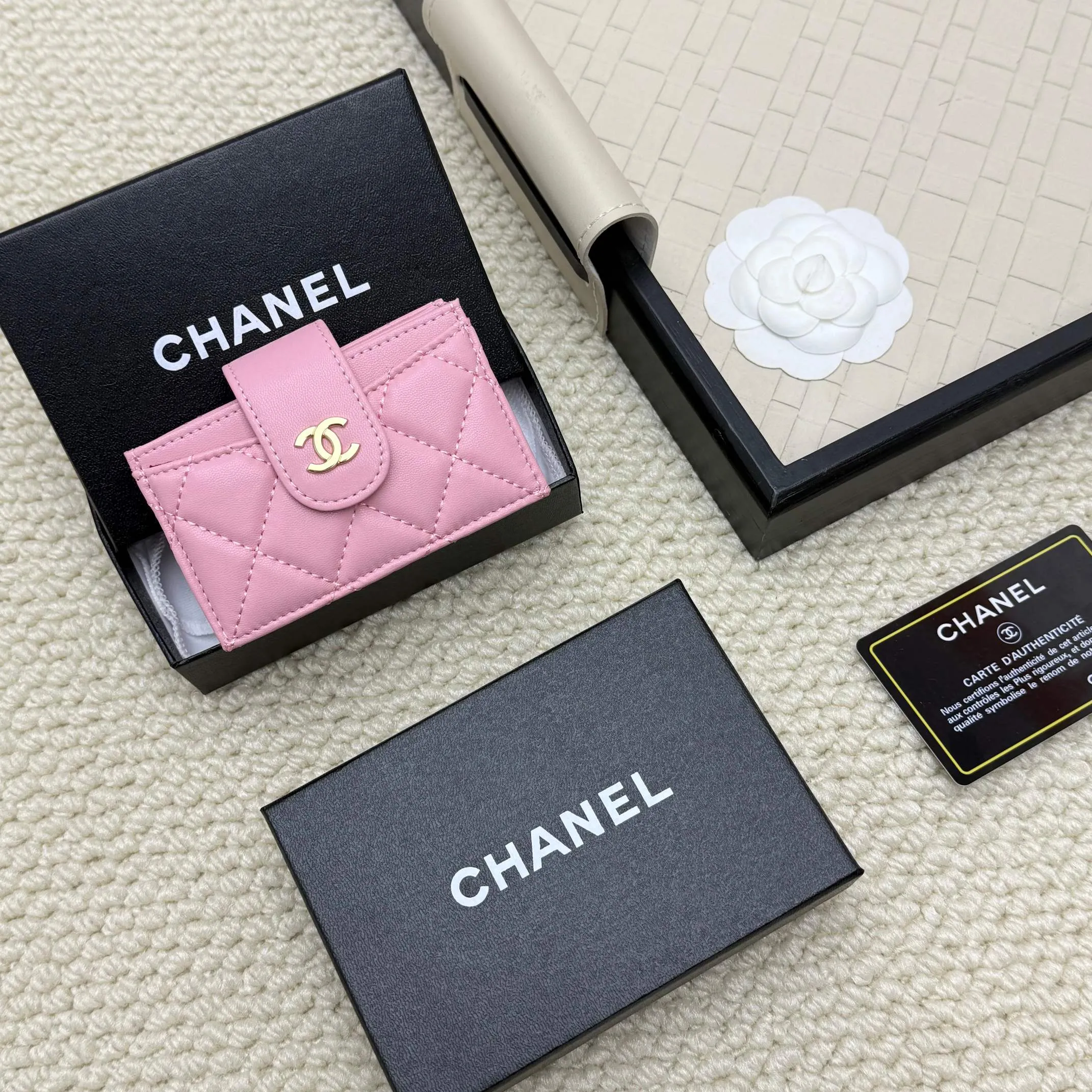 💰130 CHANEL Caviar Sheepskin Accord Card Holder, this card holder is different from ordinary card holders, with an accordion design [色色R], you can easily see each card without having to pull it out. The entire card holder has a total of six card slots, four of which can hold many cards😘😘😘 It is so beautiful, Xiangxiang is really good at designing this card holder, number AT600. Dimensions: Width 10*Height 6*Thickness 2