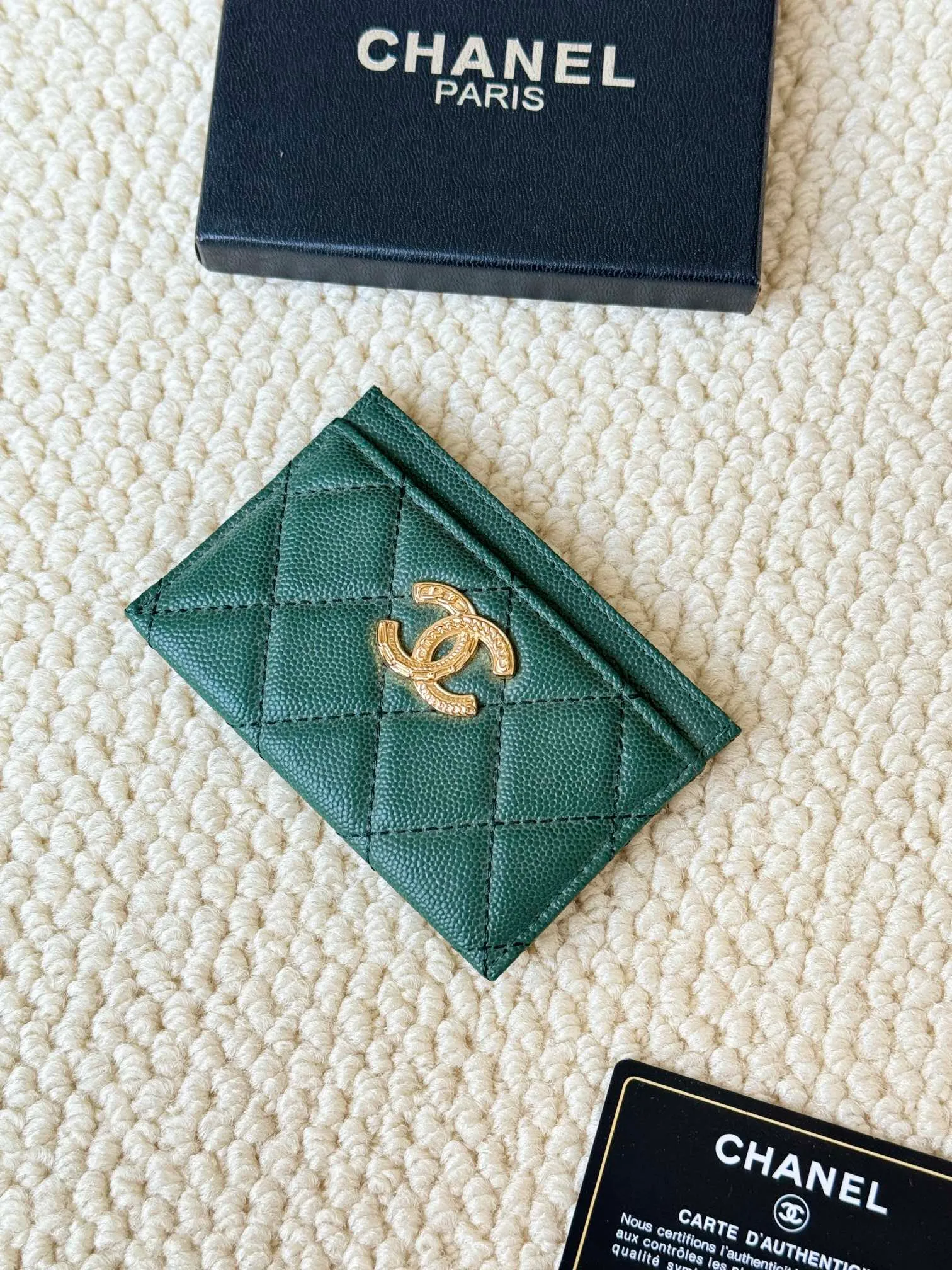 💰100 chanel model: 3188 22k embossed lgo large double C hardware, official website 2023 latest 🆕card holder, caviar medium ball grain cowhide, anti-scratch, super glossy, 3 card slots each put a card, you can also put a card + a few coins in the middle Size: 10cm