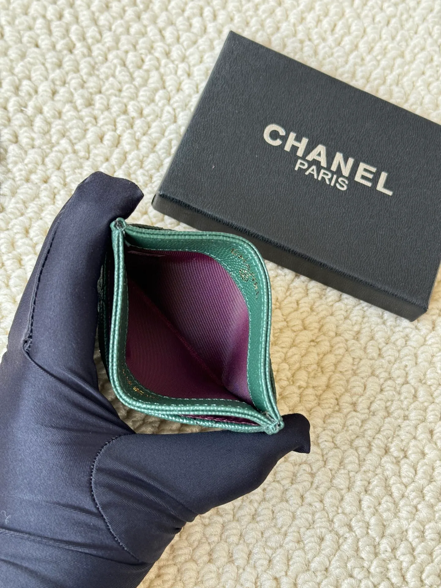 💰100 chanel model: 3188 22k embossed lgo large double C hardware, official website 2023 latest 🆕card holder, caviar medium ball grain cowhide, anti-scratch, super glossy, 3 card slots each put a card, you can also put a card + a few coins in the middle Size: 10cm
