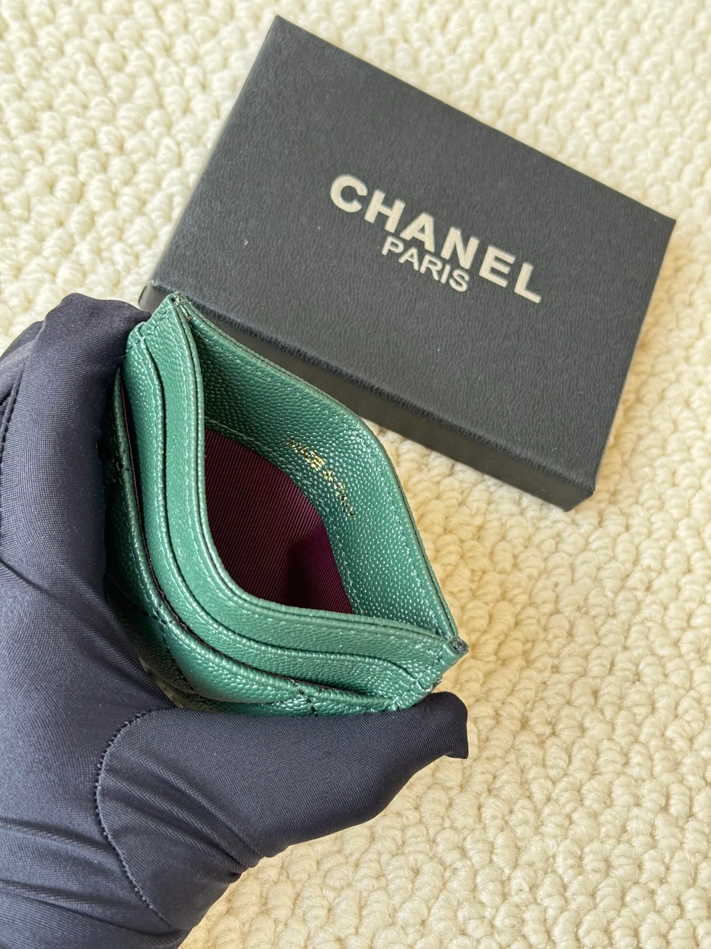 💰100 chanel model: 3188 22k embossed lgo large double C hardware, official website 2023 latest 🆕card holder, caviar medium ball grain cowhide, anti-scratch, super glossy, 3 card slots each put a card, you can also put a card + a few coins in the middle Size: 10cm
