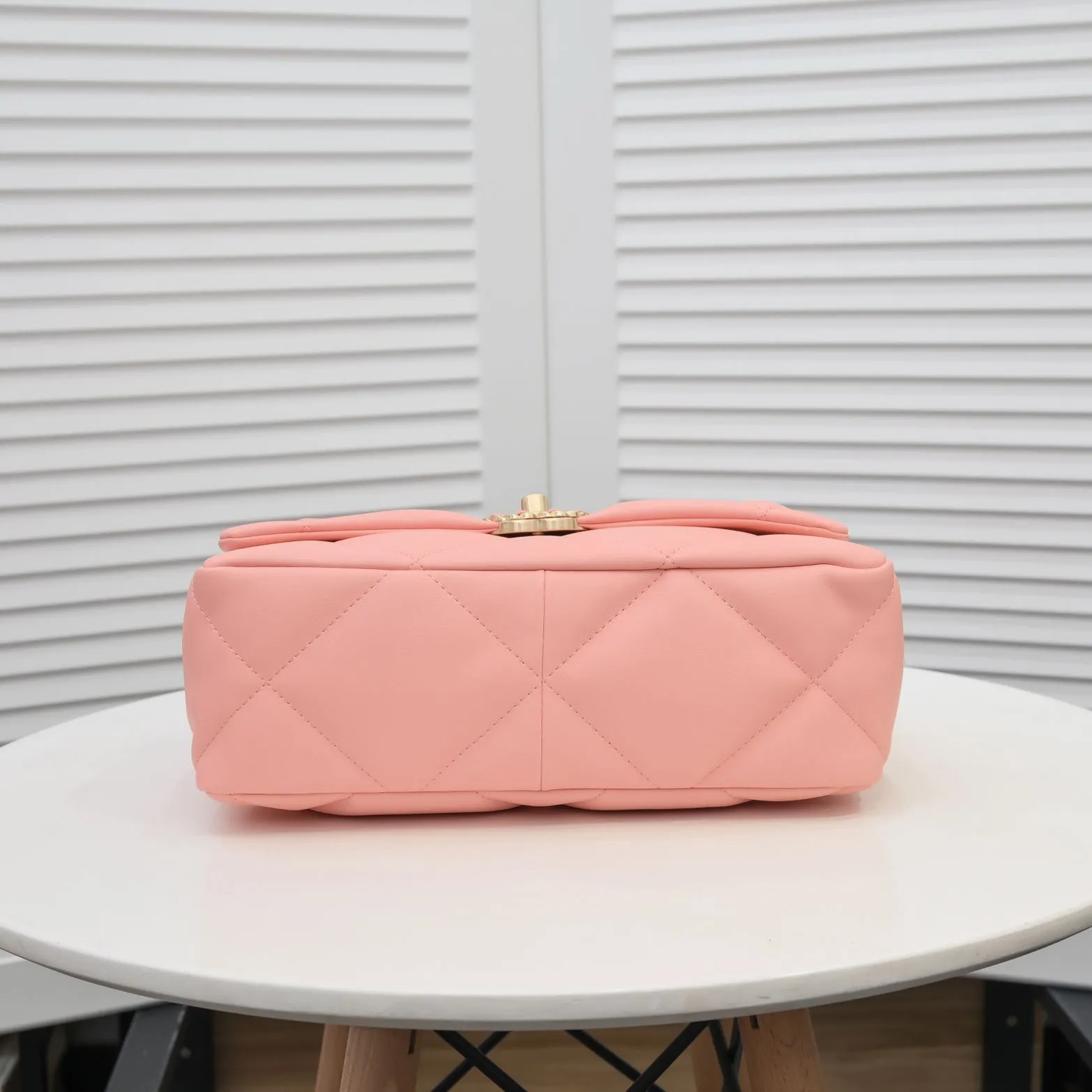 💰410￥Pink medium size Chanel’s latest hot model is now available📣📣Synchronized with counters🤭Imported cowhide🐂feels very soft. The upper body effect is super good, it can be carried by hand, on one shoulder or cross-body, showing the elegance and charm of women. Hurry up and get it. Style number: 9011. Size: 30*20*12cm.