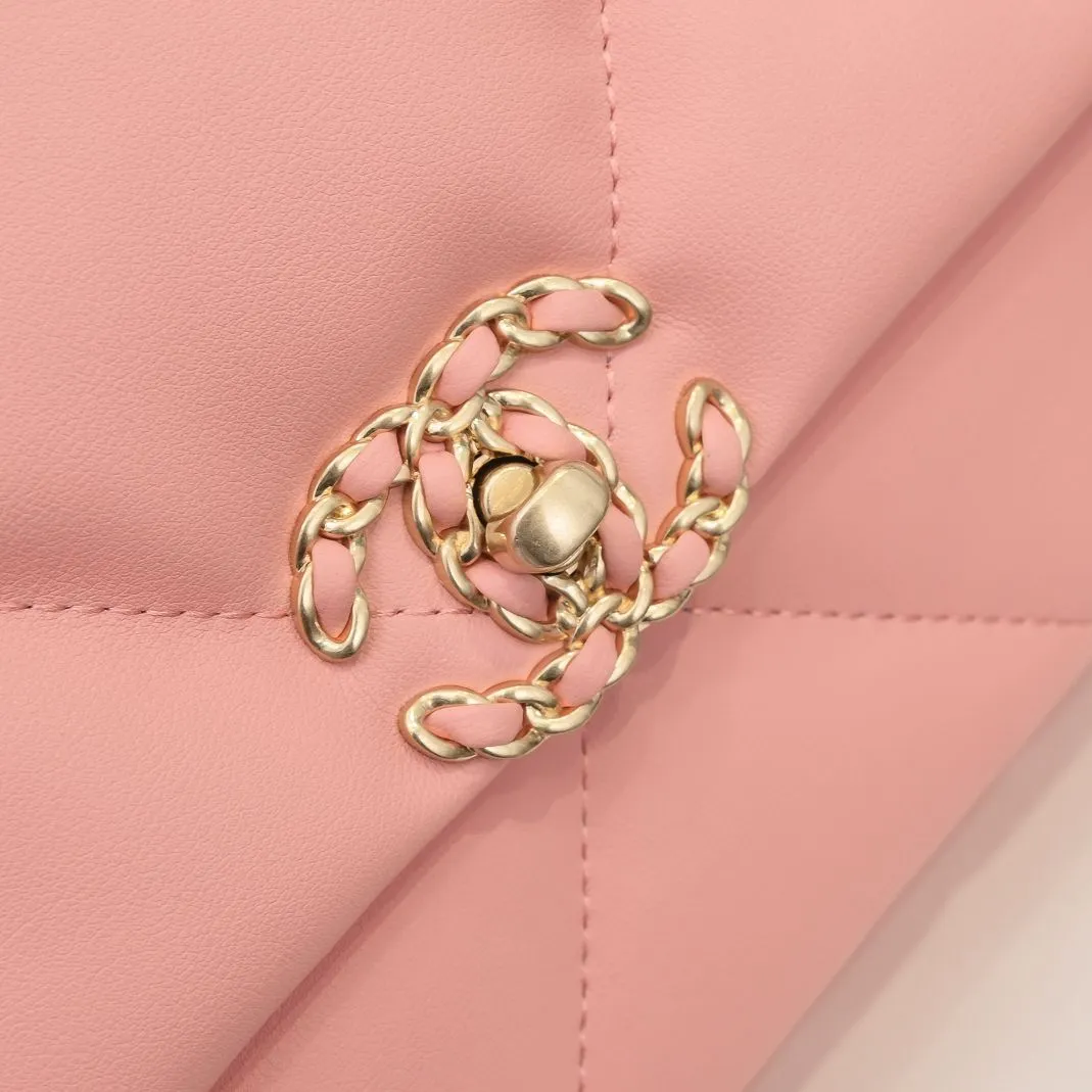 💰410￥Pink medium size Chanel’s latest hot model is now available📣📣Synchronized with counters🤭Imported cowhide🐂feels very soft. The upper body effect is super good, it can be carried by hand, on one shoulder or cross-body, showing the elegance and charm of women. Hurry up and get it. Style number: 9011. Size: 30*20*12cm.