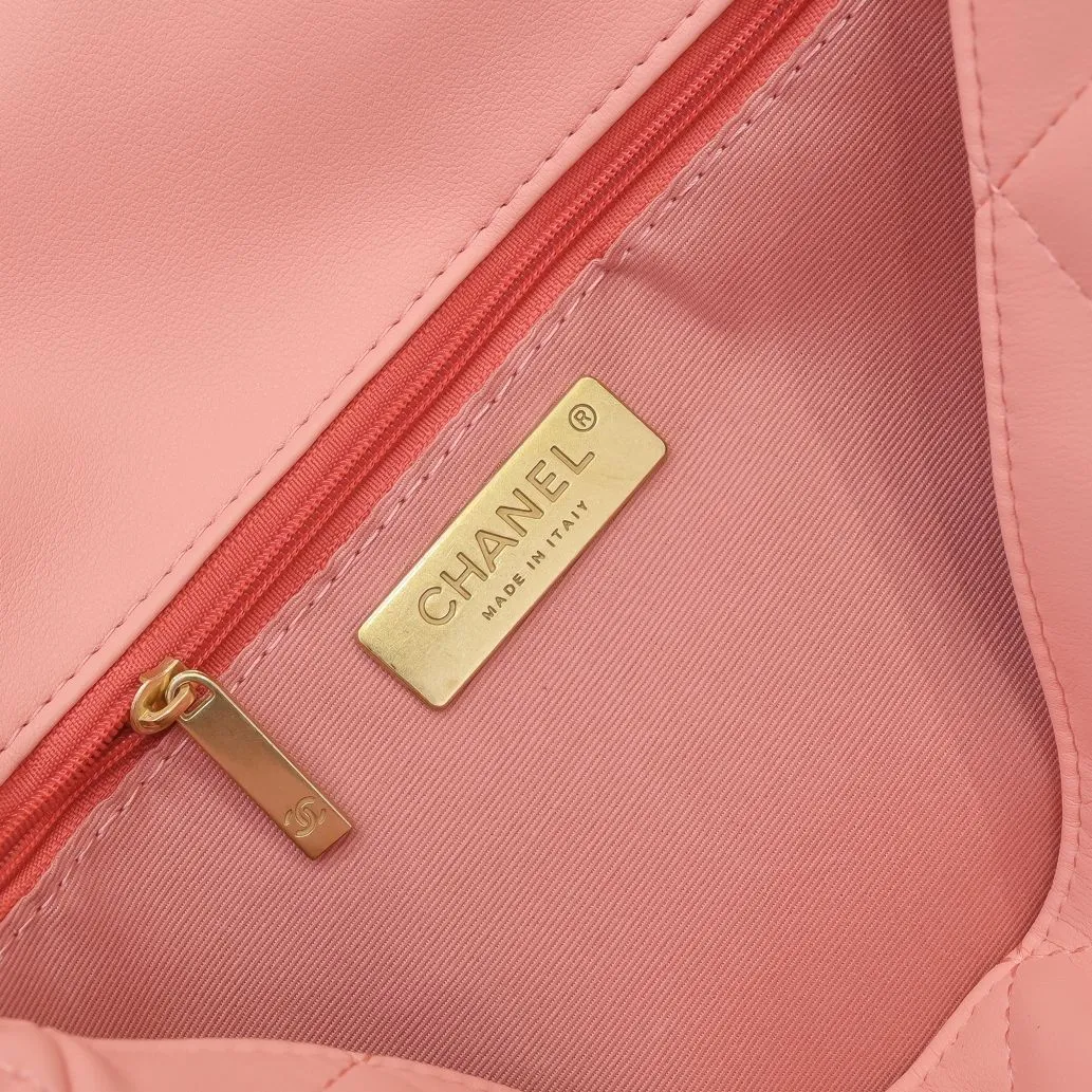 💰410￥Pink medium size Chanel’s latest hot model is now available📣📣Synchronized with counters🤭Imported cowhide🐂feels very soft. The upper body effect is super good, it can be carried by hand, on one shoulder or cross-body, showing the elegance and charm of women. Hurry up and get it. Style number: 9011. Size: 30*20*12cm.