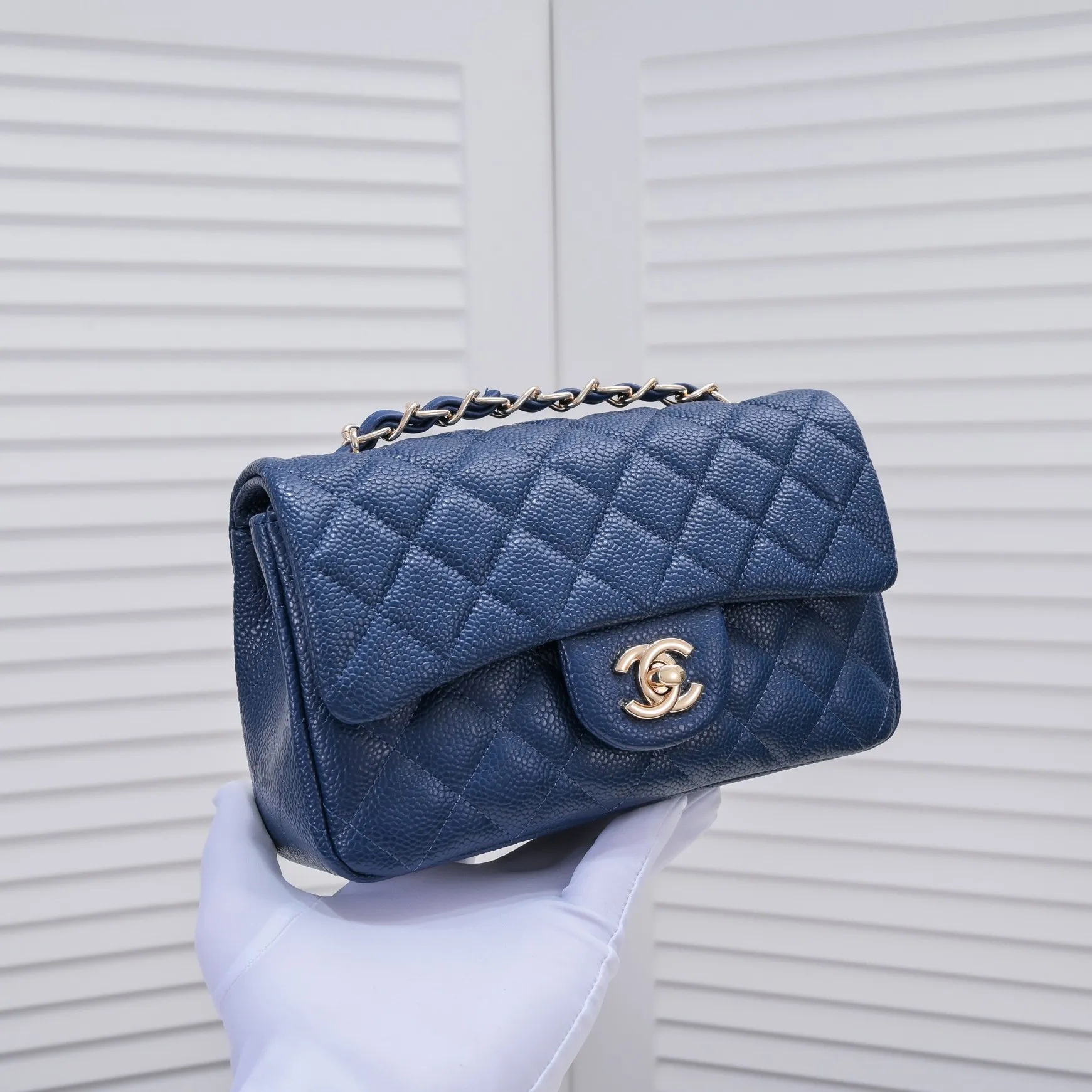 💰320￥Maroon Red💥CF Versatile Caviar Leather🌹 Chanel💃🏻‼ ️Eternal classic style [shy] noble temperament💃🏻favorite of celebrities🌟soft leather and high-end👍counter hardware exquisite workmanship to reject defects [strong] both dazzling and feminine 😝[strong] luxurious and durable🌟size: 20*14*7cm style number 1116 reverse edge