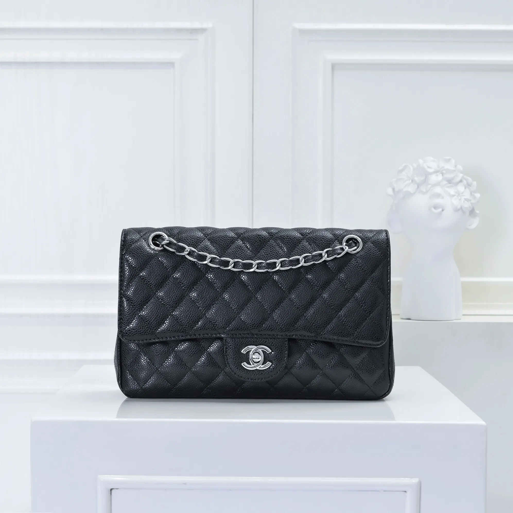 💰420￥Chanel,...Palace-level poison👏...Overseas original factory CF2.55...😱 Absolutely the top-notch caviar ball-grain cowhide you have never seen...✨Real K gold➰Gold buckle✨👑 The line spacing is perfectly consistent. The side of the bag is perfectly streamlined👏..It must have such a texture to be perfect💋 Follow the 9-pin diamond pattern. The flip cover is smooth and seamless ☑️ Strong visual three-dimensional effect 🔱 The diamond pattern is full and delicate 💑 It is super smooth, soft and comfortable to use 👒 CF is a must-have for girls. Size: 25.5*16*6.5cm. Style number: 1112 ball pattern