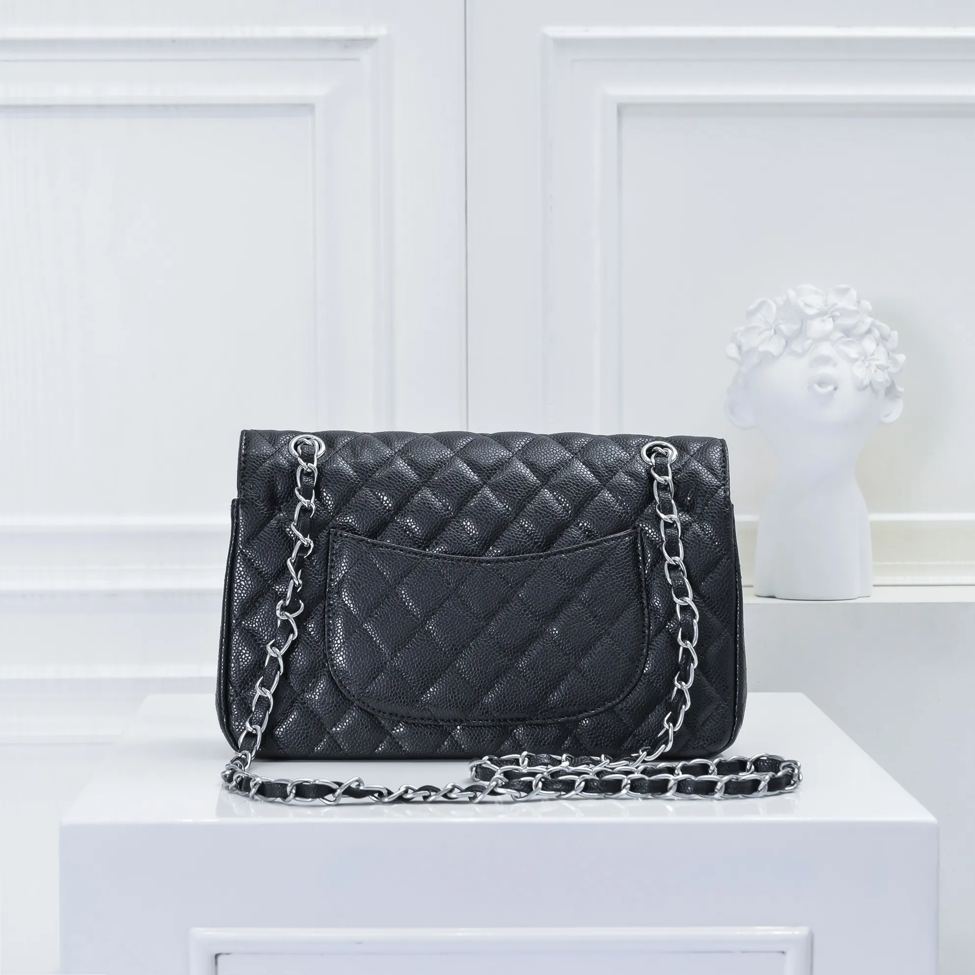 💰420￥Chanel,...Palace-level poison👏...Overseas original factory CF2.55...😱 Absolutely the top-notch caviar ball-grain cowhide you have never seen...✨Real K gold➰Gold buckle✨👑 The line spacing is perfectly consistent. The side of the bag is perfectly streamlined👏..It must have such a texture to be perfect💋 Follow the 9-pin diamond pattern. The flip cover is smooth and seamless ☑️ Strong visual three-dimensional effect 🔱 The diamond pattern is full and delicate 💑 It is super smooth, soft and comfortable to use 👒 CF is a must-have for girls. Size: 25.5*16*6.5cm. Style number: 1112 ball pattern