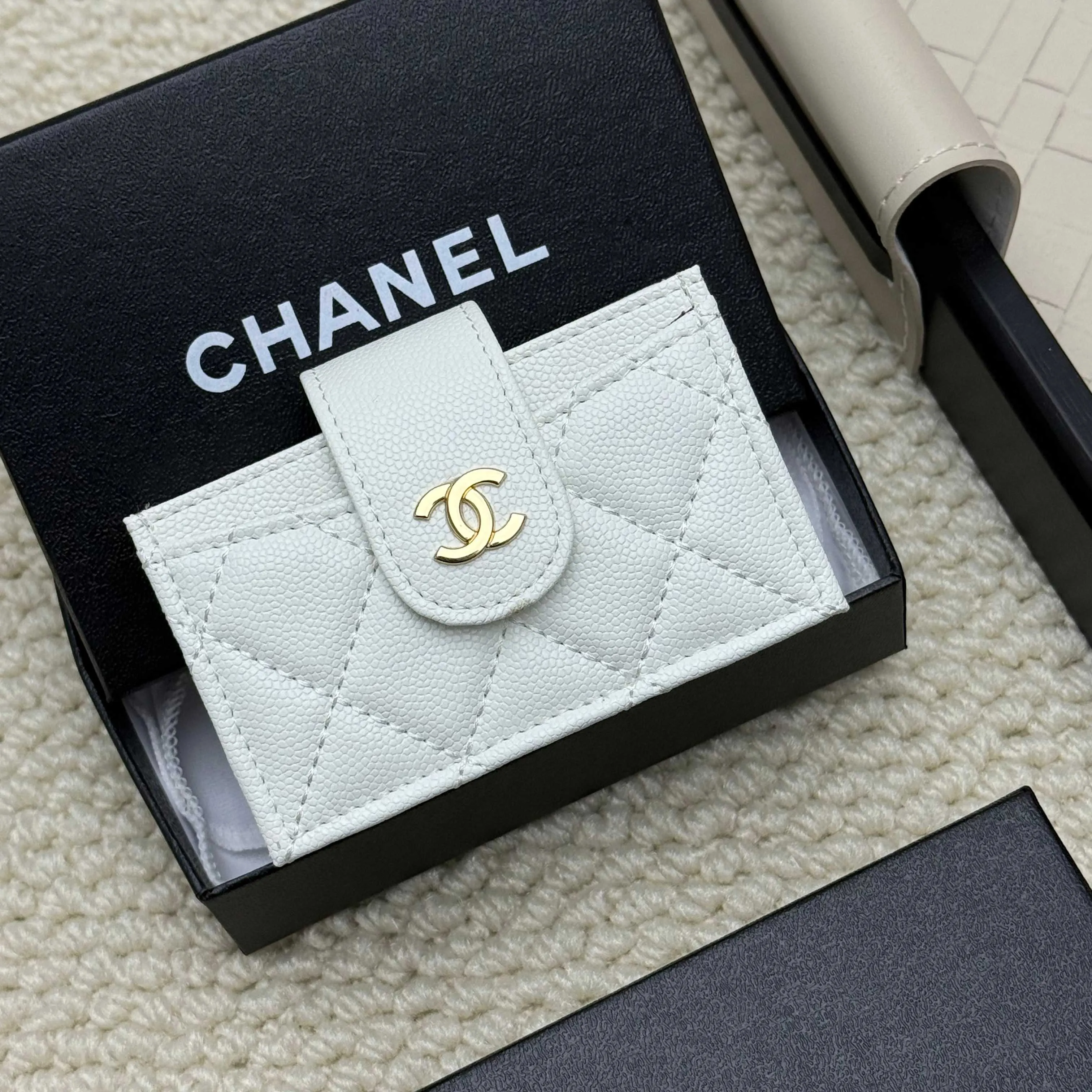 💰130 CHANEL Caviar Sheepskin Accord Card Holder, this card holder is different from ordinary card holders, with an accordion design [色色R], you can easily see each card without having to pull it out. The entire card holder has a total of six card slots, four of which can hold many cards😘😘😘 It is so beautiful, Xiangxiang is really good at designing this card holder, number AT600. Dimensions: Width 10*Height 6*Thickness 2
