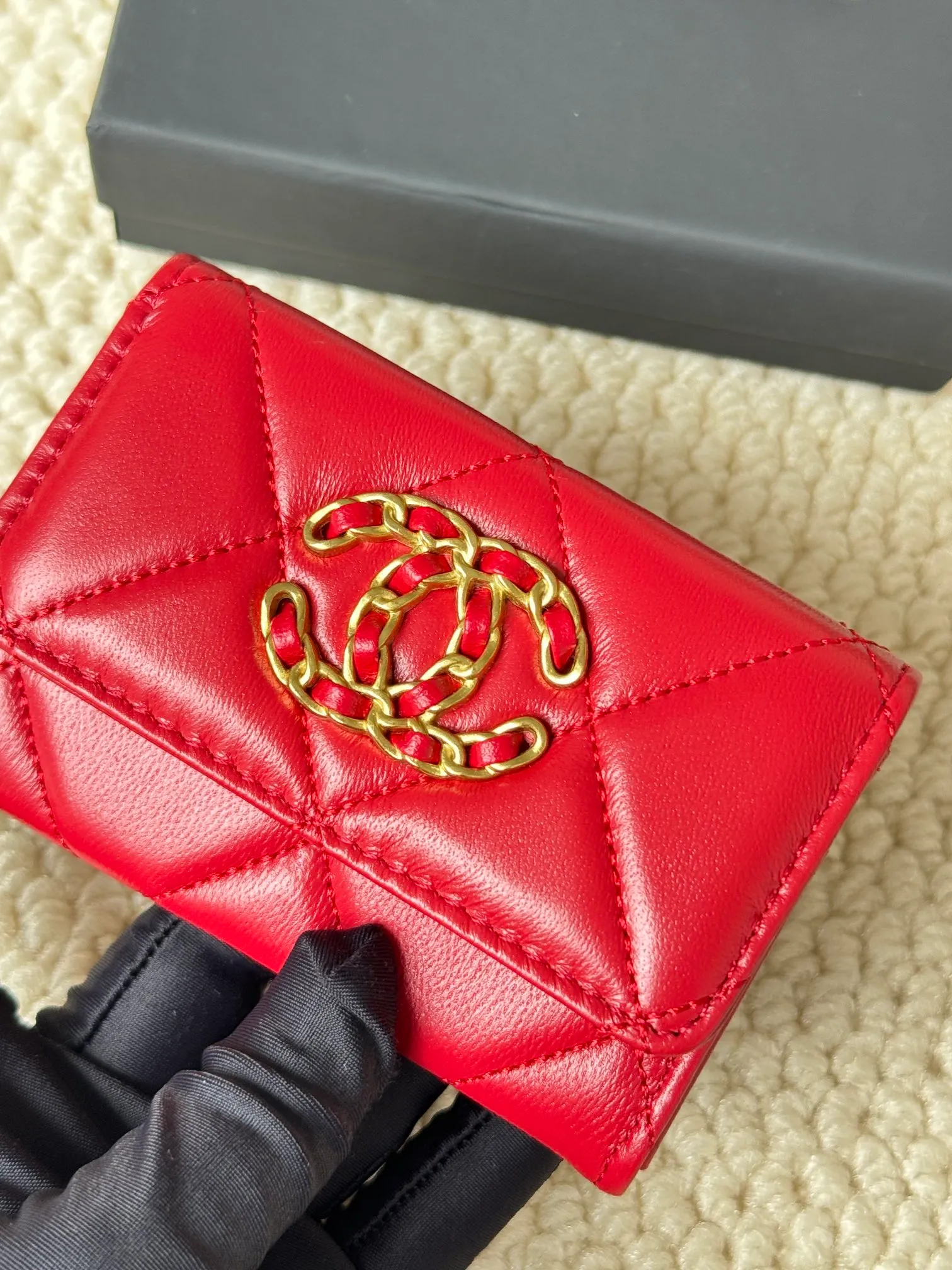 💰130 model number AP3610 CHANEL new flap coin purse. This year’s latest logo is paired with rhombus, lambskin and retro hardware... This card holder has a large capacity. It can hold about 1,000 yuan at a 20% discount of 100 yuan, and it can also hold 2.3 cards, which is very practical! Size 11*8.5*3cm