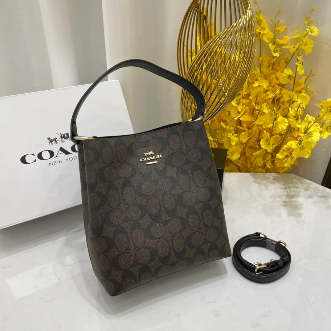 Batch 420💰Coach/Coach new style new carriage bucket with small logo, simple and not fancy, versatile and beautiful, can hold a large capacity, hot style🔥, new model synchronized at the counter, sandwich zipper bag, imported first-layer cowhide, exquisite handcrafting, size 22X22X10, model 2312🌸