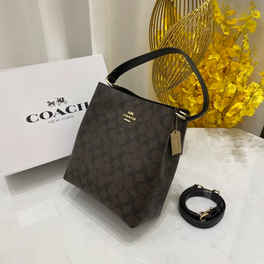 Batch 420💰Coach/Coach new style new carriage bucket with small logo, simple and not fancy, versatile and beautiful, can hold a large capacity, hot style🔥, new model synchronized at the counter, sandwich zipper bag, imported first-layer cowhide, exquisite handcrafting, size 22X22X10, model 2312🌸