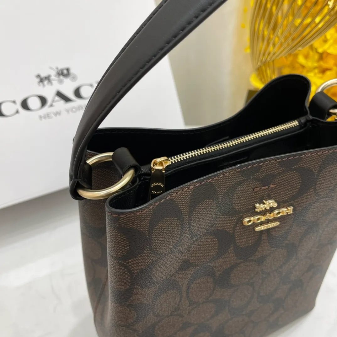 Batch 420💰Coach/Coach new style new carriage bucket with small logo, simple and not fancy, versatile and beautiful, can hold a large capacity, hot style🔥, new model synchronized at the counter, sandwich zipper bag, imported first-layer cowhide, exquisite handcrafting, size 22X22X10, model 2312🌸