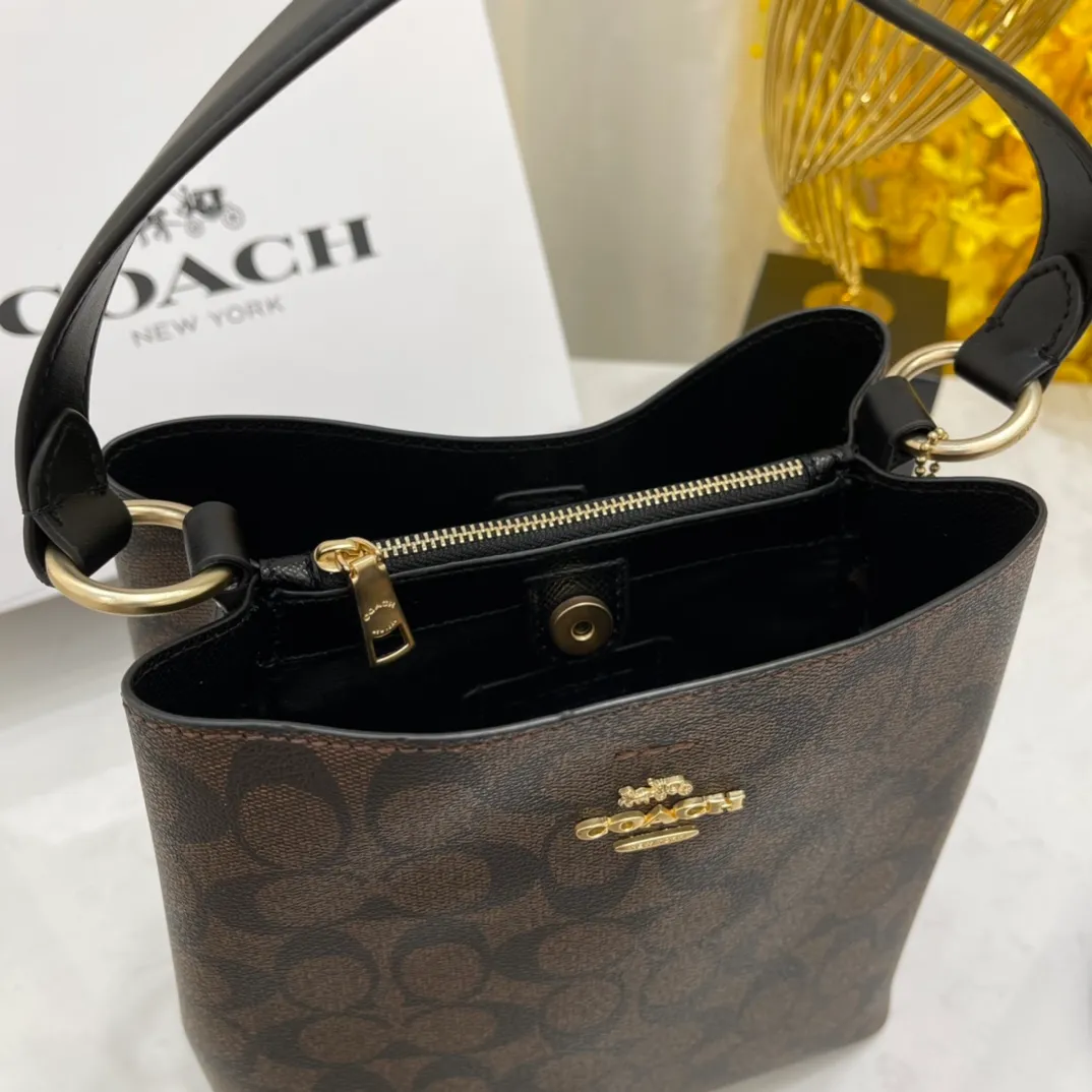 Batch 420💰Coach/Coach new style new carriage bucket with small logo, simple and not fancy, versatile and beautiful, can hold a large capacity, hot style🔥, new model synchronized at the counter, sandwich zipper bag, imported first-layer cowhide, exquisite handcrafting, size 22X22X10, model 2312🌸