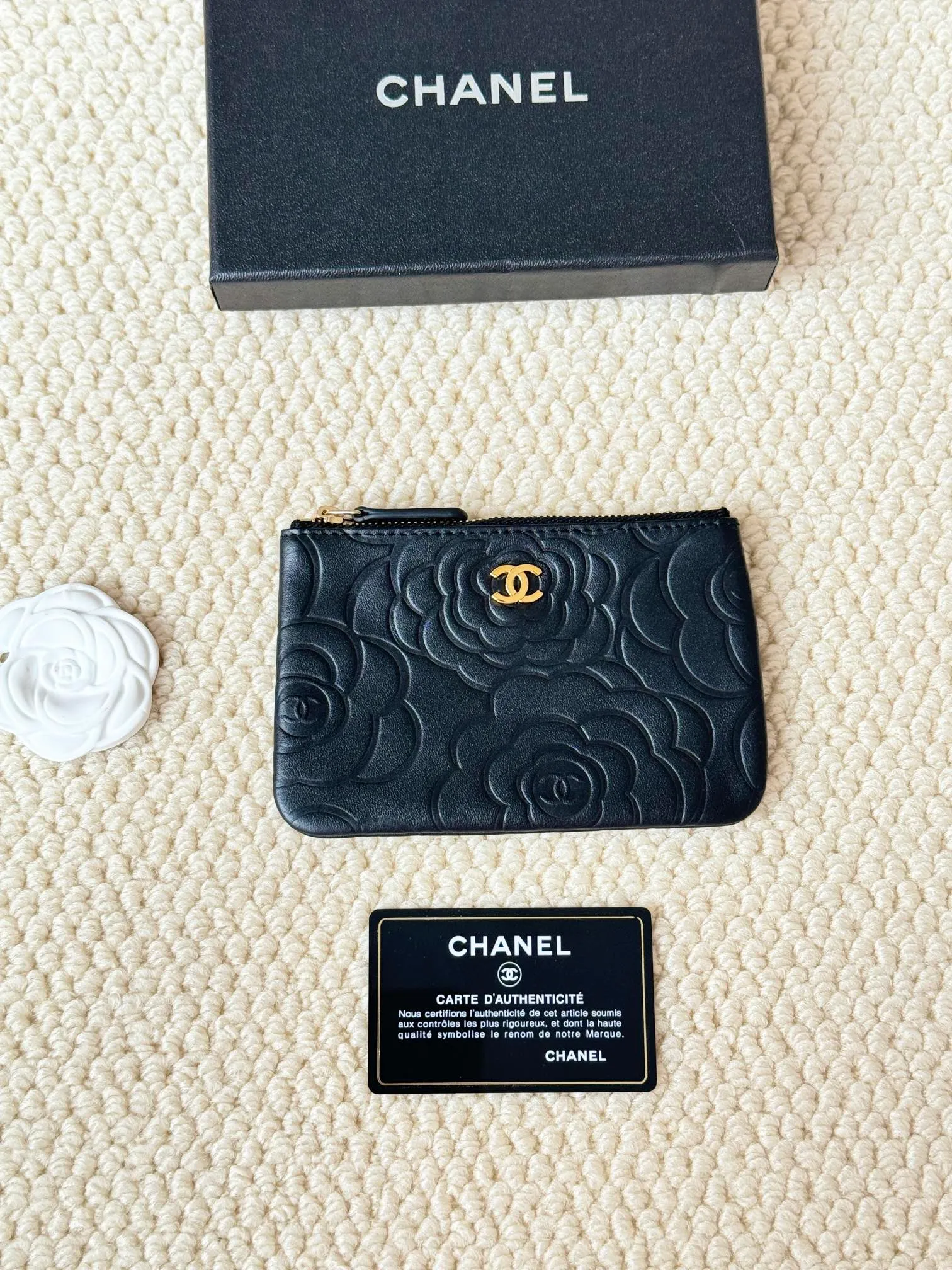 💰130 CHANEL official website 2023 latest🆕Card holder Caviar medium ball grain cowhide is scratch-resistant and has a super glossy feel. It is troublesome to carry a bag that is too big in summer. It is suitable for putting it in a mini bag and is convenient to carry in your pocket😍 The bag has a zipper at the mouth, which is super practical. You can also put cards, change, coins, and keys inside! Style number: 82365 Size: 15*8.5 Color: Camellia-Jin Xiao
