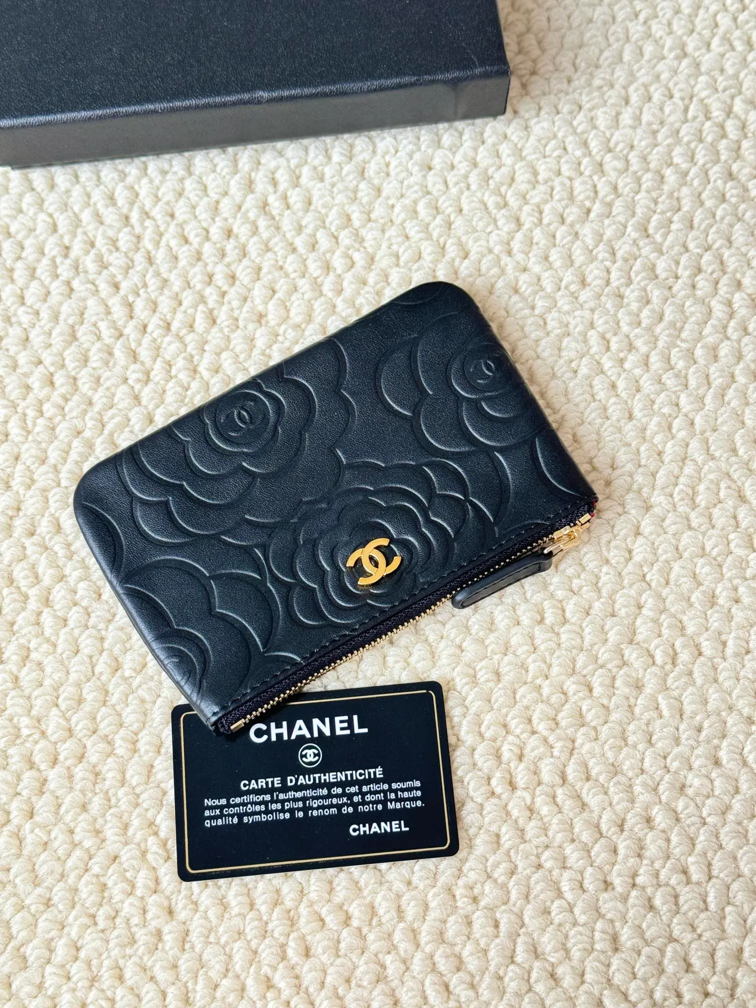 💰130 CHANEL official website 2023 latest🆕Card holder Caviar medium ball grain cowhide is scratch-resistant and has a super glossy feel. It is troublesome to carry a bag that is too big in summer. It is suitable for putting it in a mini bag and is convenient to carry in your pocket😍 The bag has a zipper at the mouth, which is super practical. You can also put cards, change, coins, and keys inside! Style number: 82365 Size: 15*8.5 Color: Camellia-Jin Xiao
