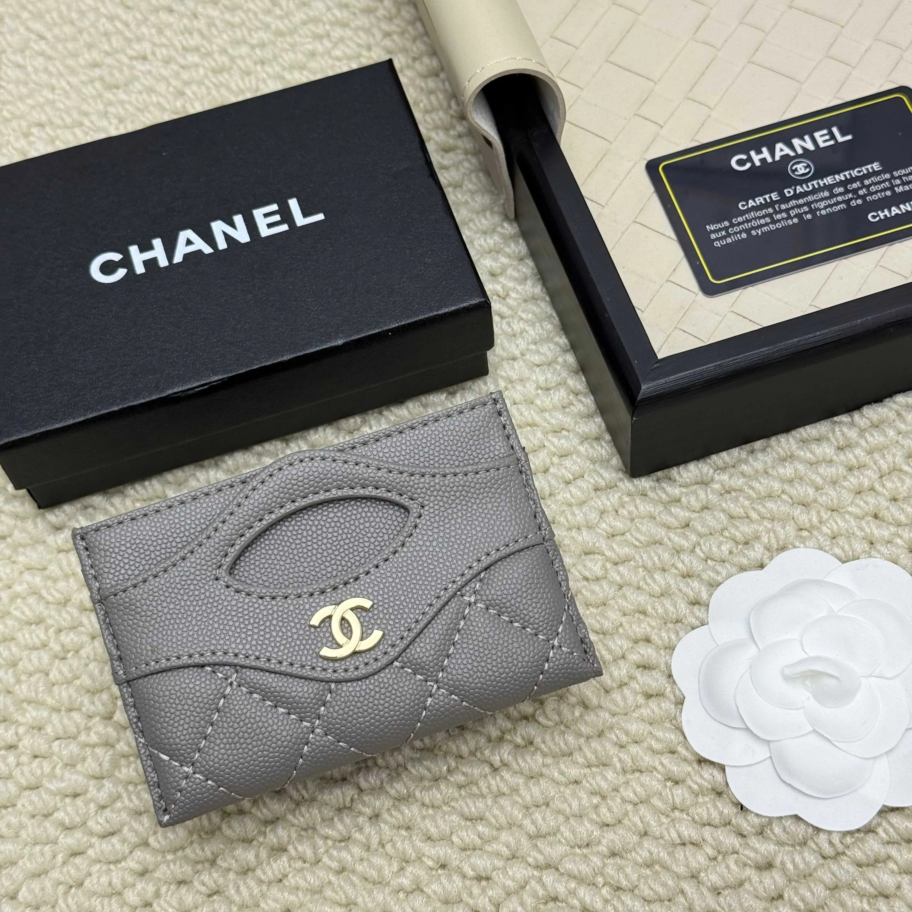 💰110 Chanel's new model, model: AP7776 31 card holder, sheepskin ball pattern. This new 31 card holder comes in several cute pink colors and can hold 6 or 7 cards no problem❣️ Size: 8*11
