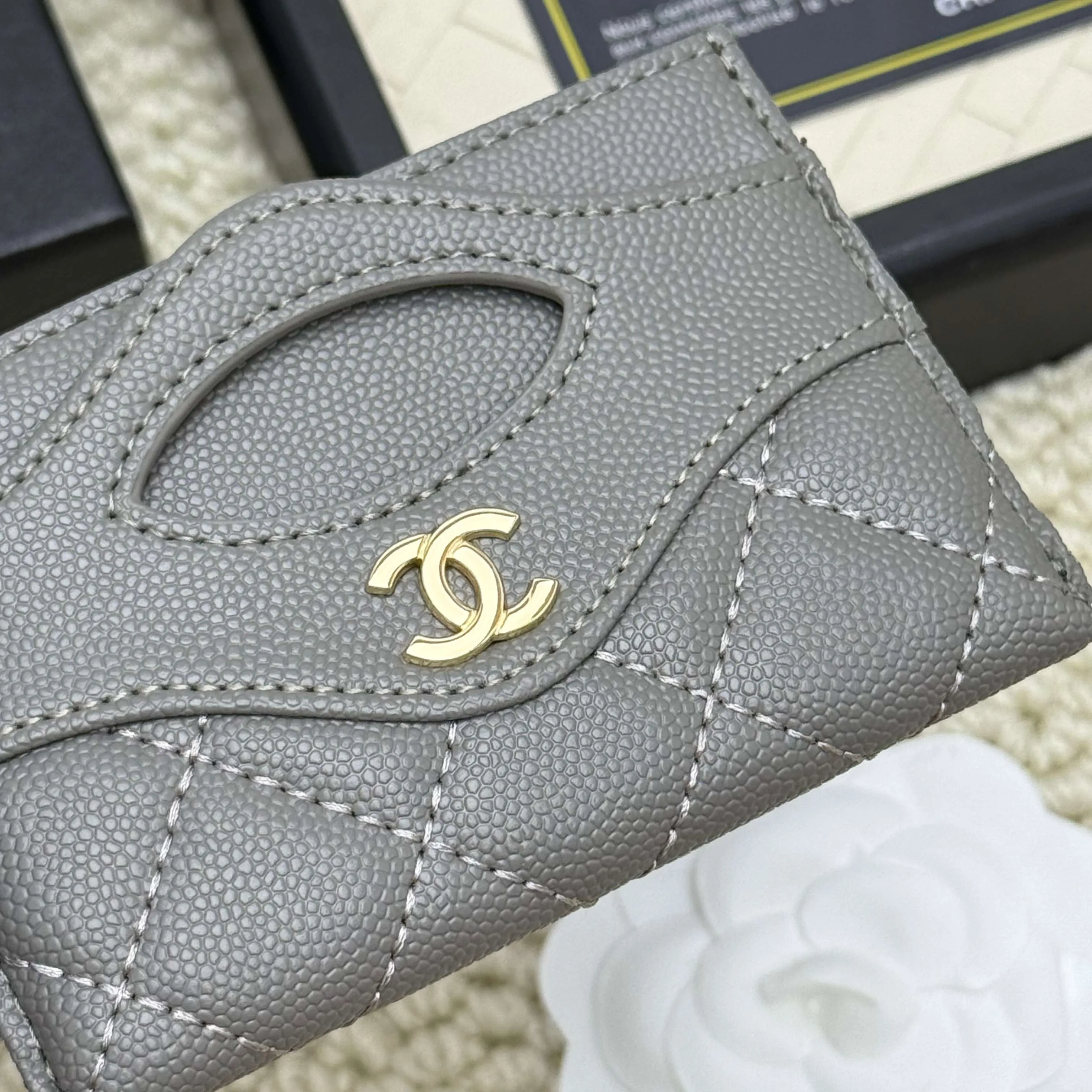💰110 Chanel's new model, model: AP7776 31 card holder, sheepskin ball pattern. This new 31 card holder comes in several cute pink colors and can hold 6 or 7 cards no problem❣️ Size: 8*11