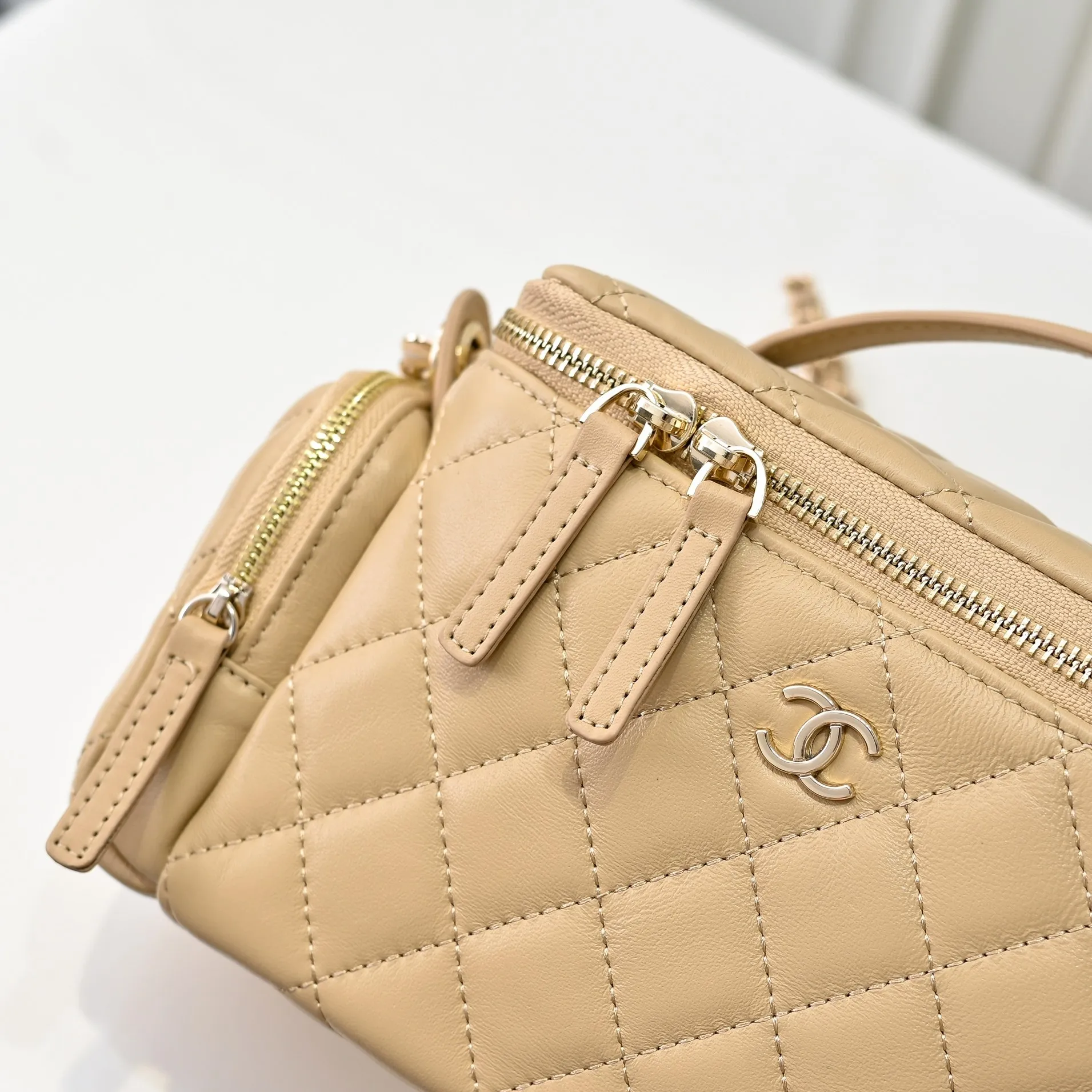💰520￥👑CHANEL24K new camera bag📷 Full marks for high-end, worth recommending. Lambskin with metal chain. The small and exquisite camera shape with golden embellishments not only adds a touch of playfulness, but also makes the whole thing more romantic and elegant~ This bag adds a touch of elf-like agility. It is a versatile item that can be worn on the shoulder or crossbody! Size: 24x13cm Style number: 1216